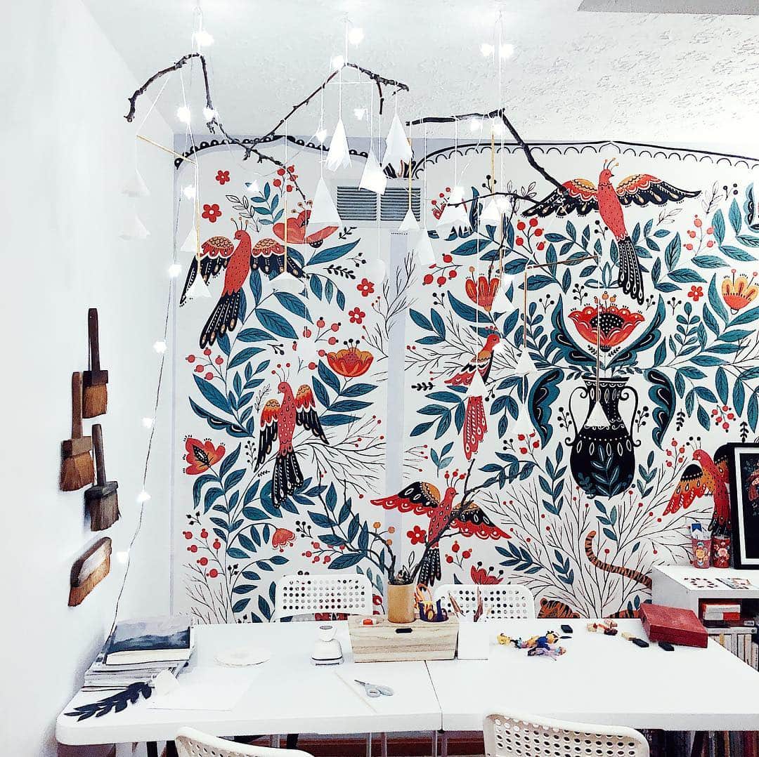 Dinara Mirtalipovaのインスタグラム：「Sabrina stayed home and we made a paper mobile」