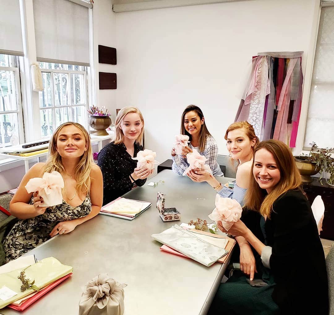 エマ・デュモンのインスタグラム：「Learned some amazing Korean bojagi wrapping today. Thank you @nossibojagi for having us! So much fun! 💗💗💗 #girlsday」