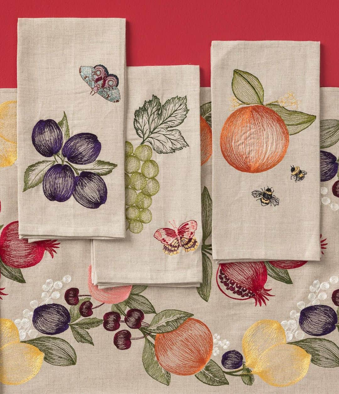 コーラル アンド タスクさんのインスタグラム写真 - (コーラル アンド タスクInstagram)「Our most colorful collection of tea towels! 🍒🍊🍋Pick and pair your favorites from plums, grapes, oranges, lemons, peaches, cherries and pomegranates. Most with their own friendly butterfly, moth or bee! ♥️ Link to shop fruits in profile! #coralandtusktable #embroideredteatowel #embroidery #embroidered #linen #fruits #fruit #embroideredfruit」3月20日 7時47分 - coralandtusk