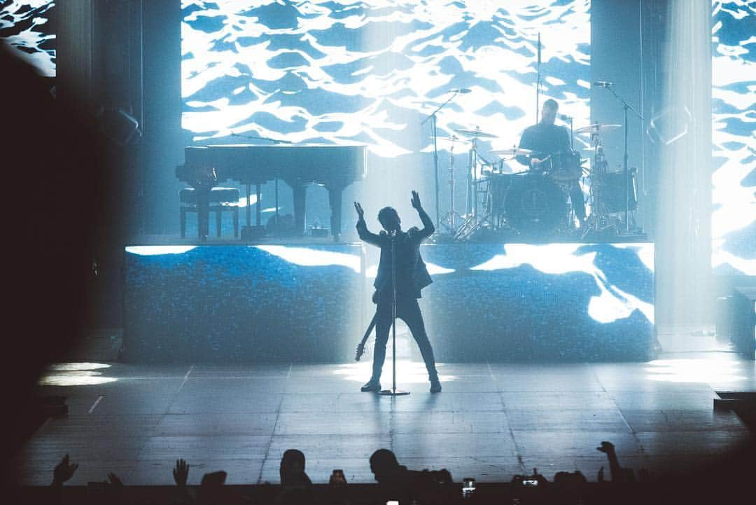 Panic! At The Discoさんのインスタグラム写真 - (Panic! At The DiscoInstagram)「Thank you Paris. #prayforthewickedtour 📸- @jakechams」3月20日 7時56分 - panicatthedisco