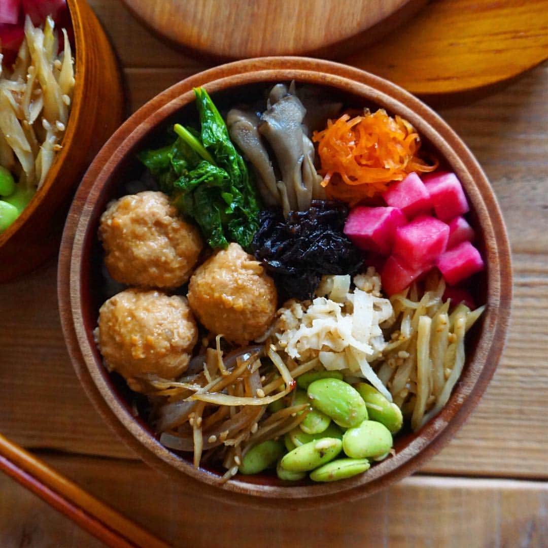 CHIKAのインスタグラム：「いつかのお弁当🍱 *. 鶏団子の味噌煮のっけおべんでおはようございます♡ 「鶏団子どうだった？？」 って聞いたら 「普通かな〜」 という厳しい答え…😂😂😂 まだまだ修行が必要みたい☹️🈲 それにしても普通って…😳 いつかギャフンと言わせてやるんだから🤫 *. *. そんなこんなの休日前の水曜日♡ 今日も美味しいご飯モリモリ食べて、元気いっぱい笑顔で頑張りましょーね😚💋💓✨ *. *. *. #お弁当#弁当#曲げわっぱ#わっぱ#わっぱ弁当#旦那弁当#ちか弁#詰めるだけ弁当の会#とりあえず野菜食#暮らし#常備菜#作り置き#つくりおき#お弁当記録#つくおき#作りおき#のっけ弁#のっけ弁当#日々#クッキングラム#クッキングラムアンバサダー#おべんとう#たま木工」