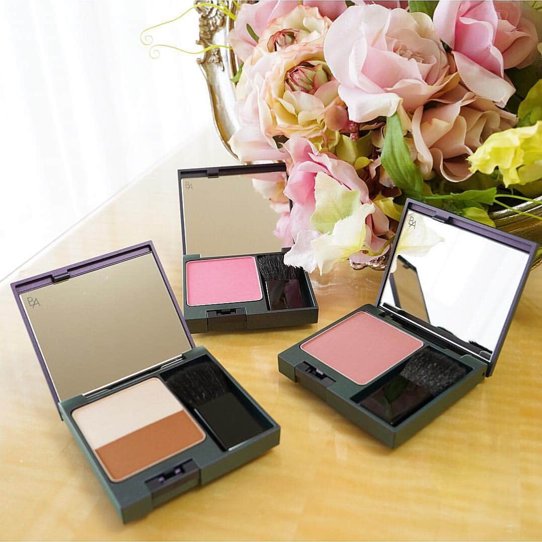 のインスタグラム：「B.A COLORS BLUSH collection🌸 . 3/1に発売されたPOLA B.Aカラーズの新作を使ってみました😊 . 🧡B.A カラーズ コントラスト イルミネーター ハイライト&シャドーのセットで、自然な立体顔が簡単に作れちゃいます✨ ハイライトは上品な艶感で、塗った瞬間肌のトーンが上がったように見えるのが素晴らしい❣️シャドーはソフトな質感で悪目立ちしないので、使いやすいです👍 . ❤️B.A カラーズ ブラッシュDEEP ROSE→2枚目 ブラッシュはやわらかな発色と透明感が魅力✨色の奥にさらに色を忍ばせているから、単色使いでものっぺりしないんです。 DEEP ROSEはすごく肌馴染みが良くて、どんなテイストのメイクにも合わせやすい✨ナチュラルなのに華やぎ顔になるから、オフィスメイクに本当にオススメ＼(^^)／これは名作です。 . 💗B.A カラーズ ブラッシュPINK→3枚目 PINKはパッと明るい印象に！ほんのり薄く塗ればオフィスメイクにも使えるし、しっかり塗れば遊び心のある休日メイクにハマります♪大人にも似合うピンクが可愛いです💕 . さすがPOLAの最高峰ラインだけあって美容成分が入っているので、パウダーなのにしっとりとした仕上がりになるのが嬉しい❣️ すごく発色が良くて厚塗りになりにくいので、チークやシェーディングに苦手意識がある人にこそ使ってほしい逸品です🙌 . #春メイク2019  #春メイク #pola  #ポーラ  #チーク #ブラッシュ #ハイライト #シャドー  #シェーディングパウダー  #小顔  #小顔メイク  #オフィスメイク  #休日メイク  #olメイク  #読者モデル #美的_ポーラ #女の子ママ  #polaba」