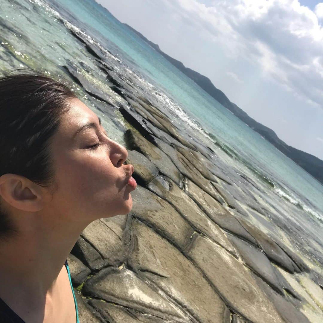 間々田佳子のインスタグラム：「どんな時でも顔ヨガを❣️ しっかり口輪筋を使って😘 くちびる外へ  #間々田佳子 #魅力的なくちびるに #顔ヨガ」