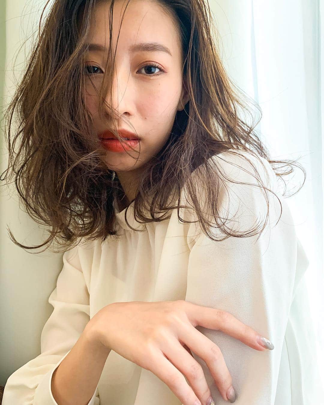 鮫島邦明のインスタグラム：「久々撮影スタイル @ayami0616  リップは 春のオレンジ🍊 #ハイライト #アッシュカラー #梅田美容室 #梅田美容院 #ヘア#梅田ヘアスタイル #髪型 #ヘアセット #ヘアメイク #キラ水 #グラデーション #ホリスティックカラー #ヘアアレンジ #アレンジ #パーティー #ポニーテール #クルリンパ#gu #snidel #梅田美容師 #モデル #サロンモデル #サロモ #ヘアカタ #ny#nyc #aujua --------------------------------------. 梅田と東京出店を計画中 スタッフ募集中メッセージくださいね★ AVANCE.CROSStuin梅田茶屋町 TEL06-6377-7211 AVANCE.CROSSmel c西梅田 TEL06-6348-2050 anne心斎橋 TEL06-62140770」