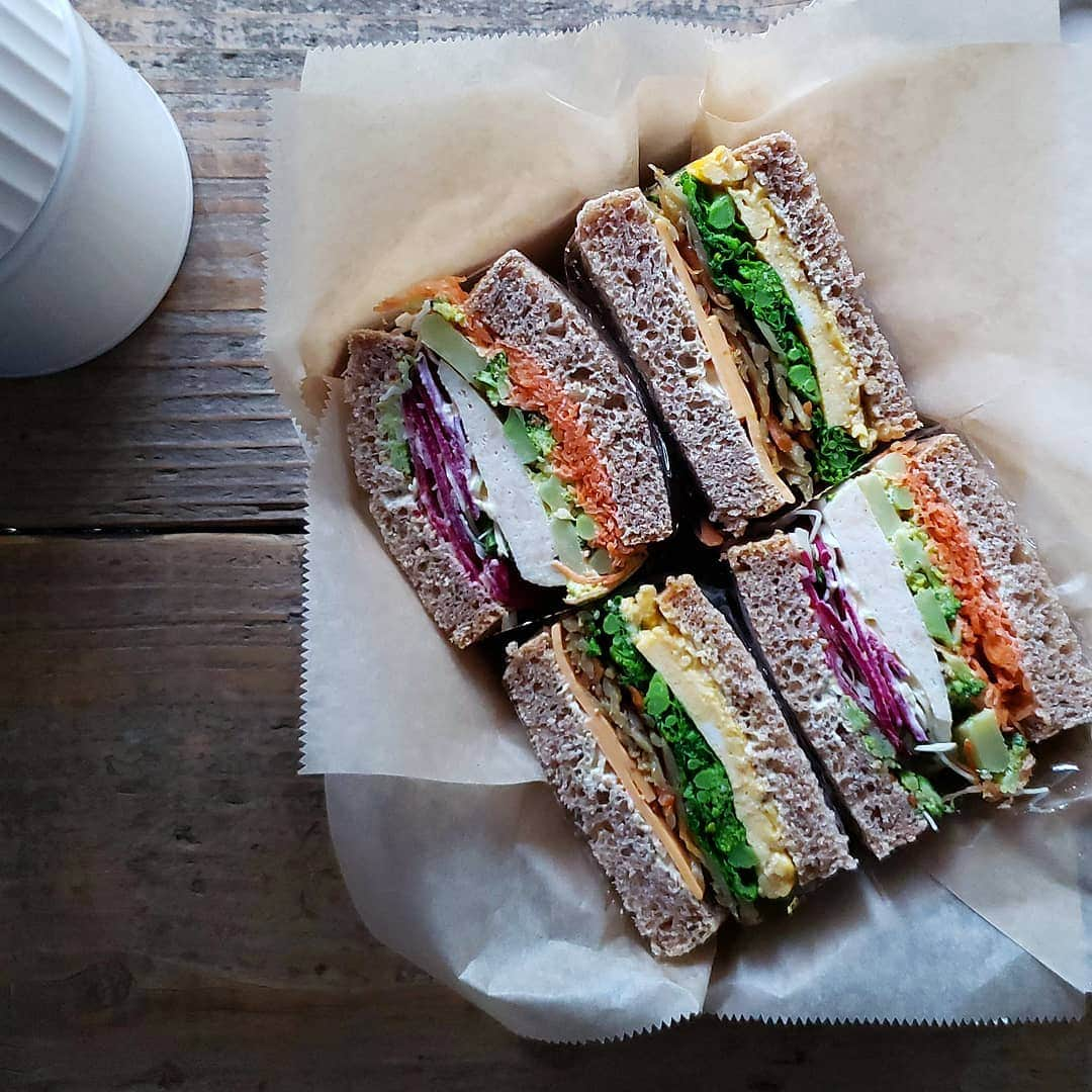 tamiさんのインスタグラム写真 - (tamiInstagram)「* サンドイッチ弁当。 * 🥪サラダチキン、ブロッコリー(マヨカレー)、人参(クミン風味)、野菜サラダ、粒マス&マヨ 🥪きんぴらごぼう、菜の花(茹で)、卵焼き、チーズ、マヨネーズ 今日はスープ付き！ボルシチ💃！ * がんばれ水曜日～！ #tami弁  #lunchbox#sandwich  #お弁当#サンドイッチ#ランチ #断面フェチ#萌え断#サラダチキン #パン#全粒粉#自家製」3月20日 8時10分 - tami_73