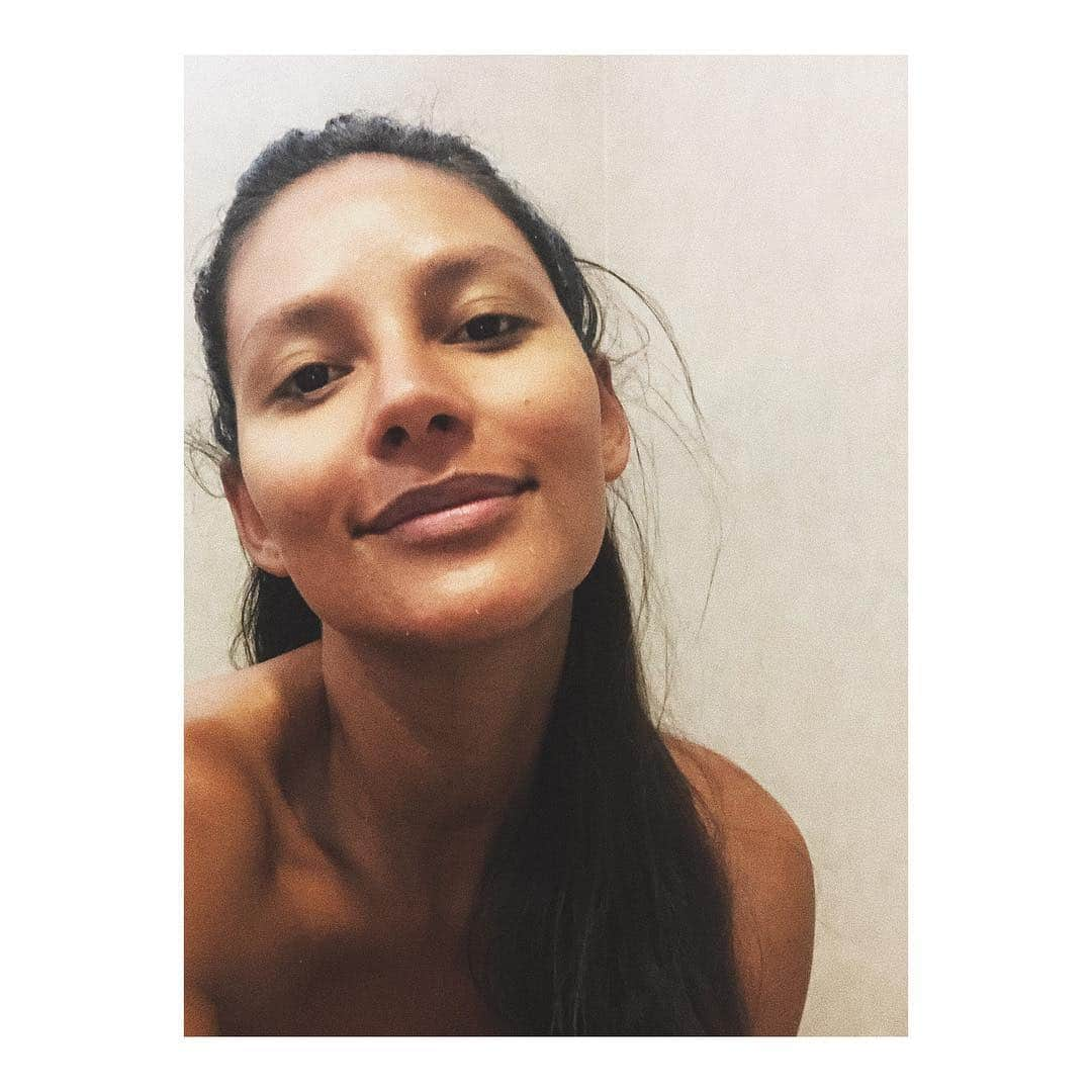 エマニュエラ・デ・パウラさんのインスタグラム写真 - (エマニュエラ・デ・パウラInstagram)「Swipe to see my face after treatment with @camilaperez.mt 😊😊😊 It’s 100% natural, So relaxing and most importante you see results as soon as the massage is finished. Thank you Cami, for always taking good care of me and now my baby as well 🙌🏽 Passe a foto para ver minha cara depois de um tratamento com @camilaperez.mt ☺️☺️☺️ é 100 % natural, bem relaxante e o mais importante que você ver resultado em seguida. Obrigada #Cami por sempre cuidar do meu corpo/alma e agora da minha bebê também 🙌🏽 #babybump #dreinage #drenagem」3月20日 8時24分 - emanueladepaula