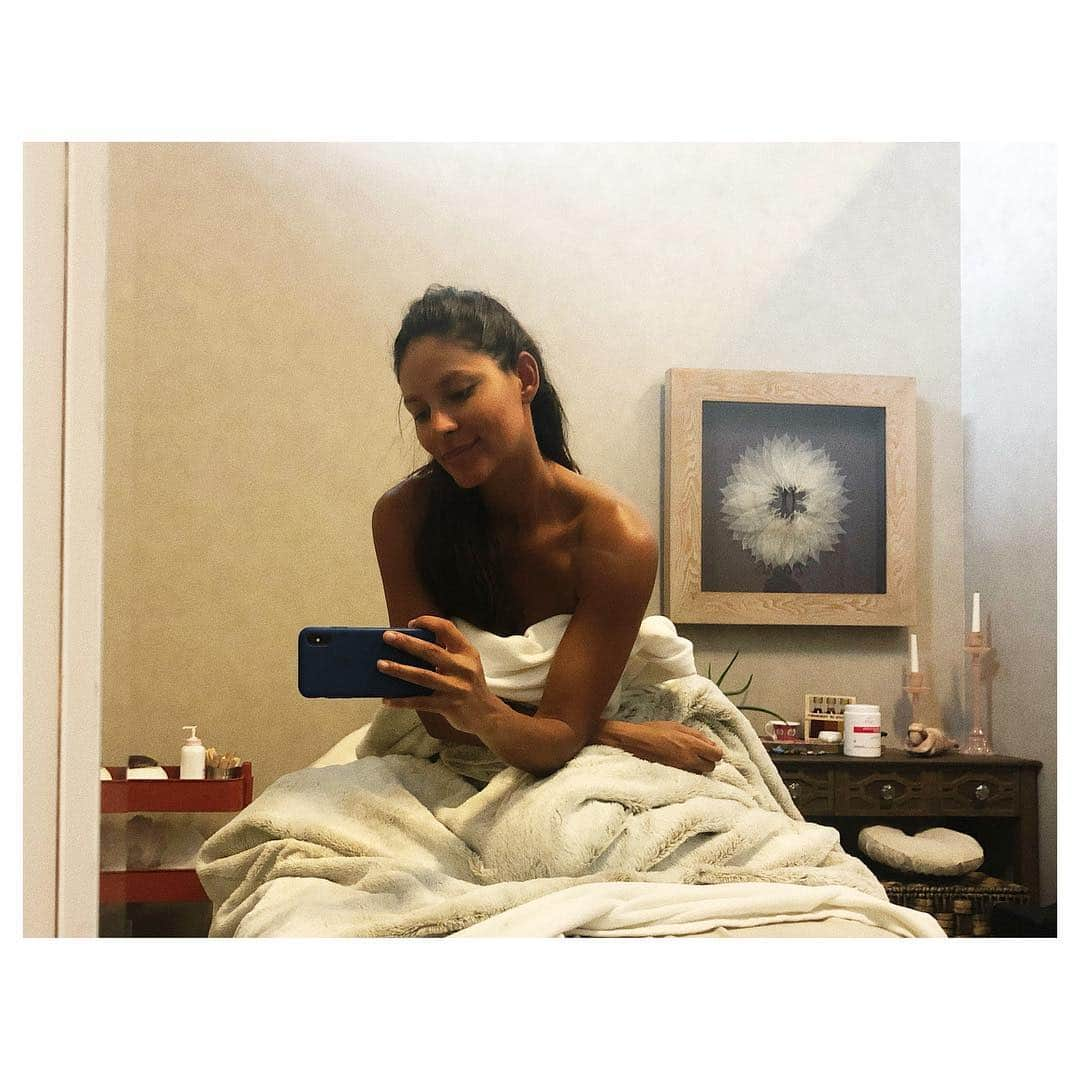 エマニュエラ・デ・パウラさんのインスタグラム写真 - (エマニュエラ・デ・パウラInstagram)「Swipe to see my face after treatment with @camilaperez.mt 😊😊😊 It’s 100% natural, So relaxing and most importante you see results as soon as the massage is finished. Thank you Cami, for always taking good care of me and now my baby as well 🙌🏽 Passe a foto para ver minha cara depois de um tratamento com @camilaperez.mt ☺️☺️☺️ é 100 % natural, bem relaxante e o mais importante que você ver resultado em seguida. Obrigada #Cami por sempre cuidar do meu corpo/alma e agora da minha bebê também 🙌🏽 #babybump #dreinage #drenagem」3月20日 8時24分 - emanueladepaula