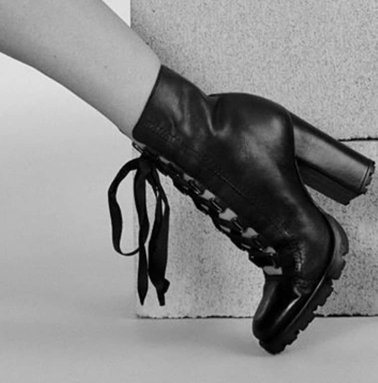 Schutzのインスタグラム：「Lace up! #schutzfall」