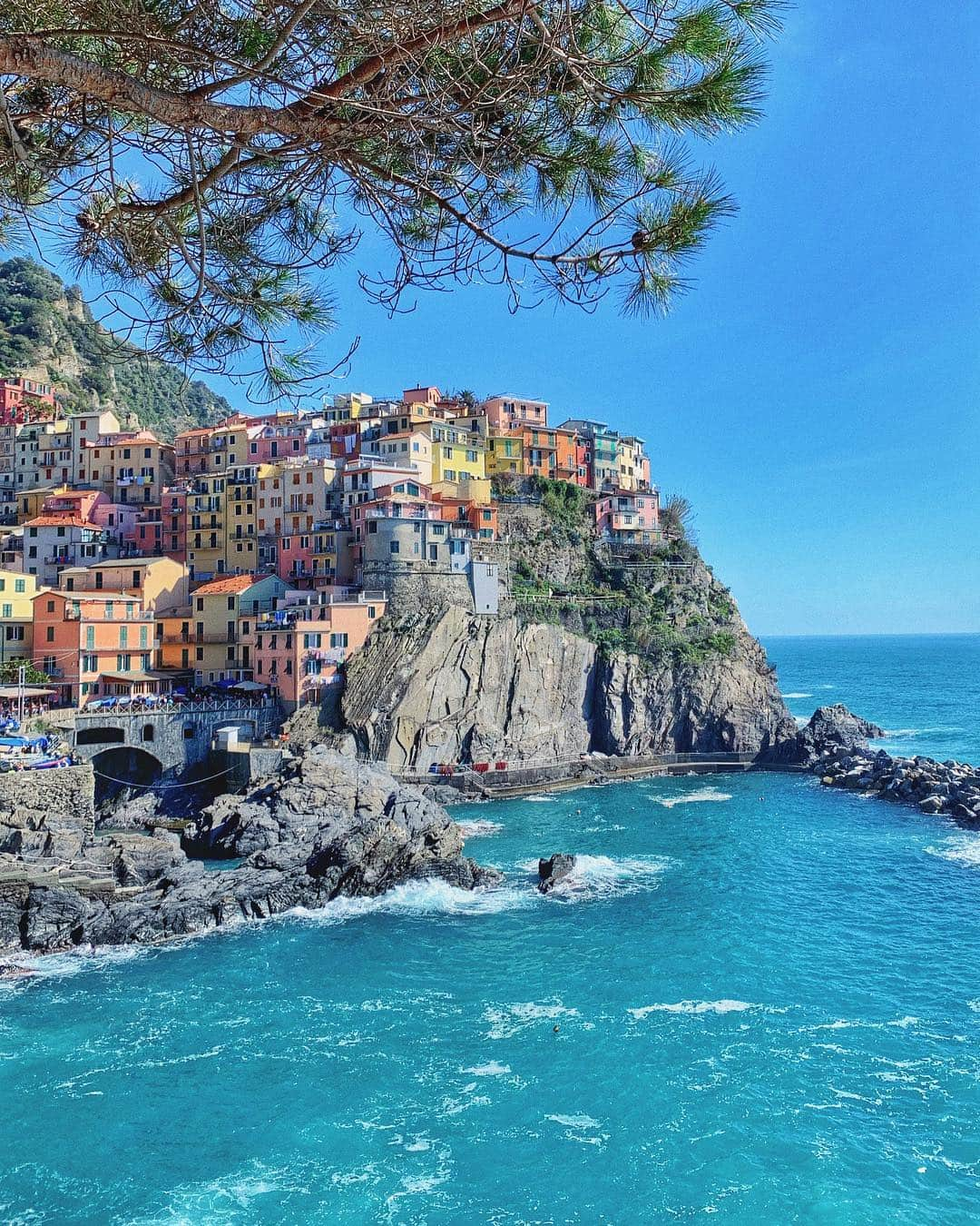 ブルーナ・テノリオさんのインスタグラム写真 - (ブルーナ・テノリオInstagram)「#CinqueTerre 💜❤️🧡💛💚 #Italy #brunatakestheworld #travelphotography」3月20日 8時17分 - brunatenorio