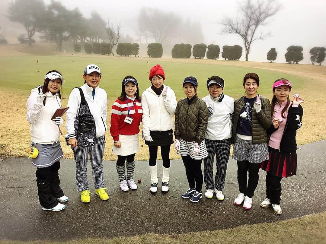 川原由維さんのインスタグラム写真 - (川原由維Instagram)「昨日は、女性の方のグループラウンドレッスンでした🏌️‍♀️ 予報では、暖かくなる予定が… 朝から雨…😭 またもや雨女ぶりを発揮してしまったのかと…  スタートする頃には雨も上がり… 気温は予報ほど暖かくはならなかったですが、最後は晴れて暖かくなりました🌞  コースデビューの生徒さんの初参加！ 最初は緊張してら状況が中々掴めなかったようですが、最後はゴルフの楽しさを実感していただけたそうです❣️ 見事ベストスコア更新された生徒さん❣️すごくもったいなかったけど、ベストスコアが出た‼️と、喜んでいただけて私も嬉しい💛 飛距離大幅アップの生徒さん❣️ スライスがかなりストレートボールになってきた生徒さん💛(う、嬉しい😂) コースデビューの方、ベテランの方、初心者の方と色々な方のご参加でしたが良い所たくさんありましたが、悔しがる姿あり。 一喜一憂。 皆さんそれぞれに課題があるのがゴルフです。 皆さん色々な課題はあるけれど、ゴルフを楽しそうにしてる姿を見れるだけで、幸せな気持ちになります☺️ 悔しがる姿も👍 悔しいのは、上手くなる為の必須条件‼️ 悔しければ悔しいほど、上達するんです💪 「悔しいし、上手になりたいから、またよろしくお願いします‼️」 と、生徒さんからの力強いお言葉をいただき☺️ 私もとことんがんばります❣️ 皆さんお疲れさまでした♫ バシバシ飛ばして、ゴリゴリゴルフ女子がんばりましょう〜❤️ #ゴルフ#ゴルフ女子#ゴルフスイング#ゴルフレッスン#ラウンドレッスン#インドアゴルフ#インドアゴルフスクール#ping#pealygates #アルチビオ #パーリーゲイツ#ビバハート#バーバリー#アドミナル」3月20日 8時19分 - yui5520