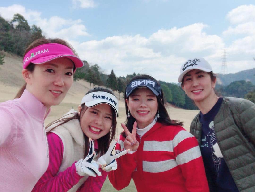 川原由維さんのインスタグラム写真 - (川原由維Instagram)「昨日は、女性の方のグループラウンドレッスンでした🏌️‍♀️ 予報では、暖かくなる予定が… 朝から雨…😭 またもや雨女ぶりを発揮してしまったのかと…  スタートする頃には雨も上がり… 気温は予報ほど暖かくはならなかったですが、最後は晴れて暖かくなりました🌞  コースデビューの生徒さんの初参加！ 最初は緊張してら状況が中々掴めなかったようですが、最後はゴルフの楽しさを実感していただけたそうです❣️ 見事ベストスコア更新された生徒さん❣️すごくもったいなかったけど、ベストスコアが出た‼️と、喜んでいただけて私も嬉しい💛 飛距離大幅アップの生徒さん❣️ スライスがかなりストレートボールになってきた生徒さん💛(う、嬉しい😂) コースデビューの方、ベテランの方、初心者の方と色々な方のご参加でしたが良い所たくさんありましたが、悔しがる姿あり。 一喜一憂。 皆さんそれぞれに課題があるのがゴルフです。 皆さん色々な課題はあるけれど、ゴルフを楽しそうにしてる姿を見れるだけで、幸せな気持ちになります☺️ 悔しがる姿も👍 悔しいのは、上手くなる為の必須条件‼️ 悔しければ悔しいほど、上達するんです💪 「悔しいし、上手になりたいから、またよろしくお願いします‼️」 と、生徒さんからの力強いお言葉をいただき☺️ 私もとことんがんばります❣️ 皆さんお疲れさまでした♫ バシバシ飛ばして、ゴリゴリゴルフ女子がんばりましょう〜❤️ #ゴルフ#ゴルフ女子#ゴルフスイング#ゴルフレッスン#ラウンドレッスン#インドアゴルフ#インドアゴルフスクール#ping#pealygates #アルチビオ #パーリーゲイツ#ビバハート#バーバリー#アドミナル」3月20日 8時19分 - yui5520