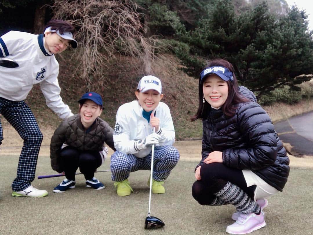 川原由維さんのインスタグラム写真 - (川原由維Instagram)「昨日は、女性の方のグループラウンドレッスンでした🏌️‍♀️ 予報では、暖かくなる予定が… 朝から雨…😭 またもや雨女ぶりを発揮してしまったのかと…  スタートする頃には雨も上がり… 気温は予報ほど暖かくはならなかったですが、最後は晴れて暖かくなりました🌞  コースデビューの生徒さんの初参加！ 最初は緊張してら状況が中々掴めなかったようですが、最後はゴルフの楽しさを実感していただけたそうです❣️ 見事ベストスコア更新された生徒さん❣️すごくもったいなかったけど、ベストスコアが出た‼️と、喜んでいただけて私も嬉しい💛 飛距離大幅アップの生徒さん❣️ スライスがかなりストレートボールになってきた生徒さん💛(う、嬉しい😂) コースデビューの方、ベテランの方、初心者の方と色々な方のご参加でしたが良い所たくさんありましたが、悔しがる姿あり。 一喜一憂。 皆さんそれぞれに課題があるのがゴルフです。 皆さん色々な課題はあるけれど、ゴルフを楽しそうにしてる姿を見れるだけで、幸せな気持ちになります☺️ 悔しがる姿も👍 悔しいのは、上手くなる為の必須条件‼️ 悔しければ悔しいほど、上達するんです💪 「悔しいし、上手になりたいから、またよろしくお願いします‼️」 と、生徒さんからの力強いお言葉をいただき☺️ 私もとことんがんばります❣️ 皆さんお疲れさまでした♫ バシバシ飛ばして、ゴリゴリゴルフ女子がんばりましょう〜❤️ #ゴルフ#ゴルフ女子#ゴルフスイング#ゴルフレッスン#ラウンドレッスン#インドアゴルフ#インドアゴルフスクール#ping#pealygates #アルチビオ #パーリーゲイツ#ビバハート#バーバリー#アドミナル」3月20日 8時19分 - yui5520