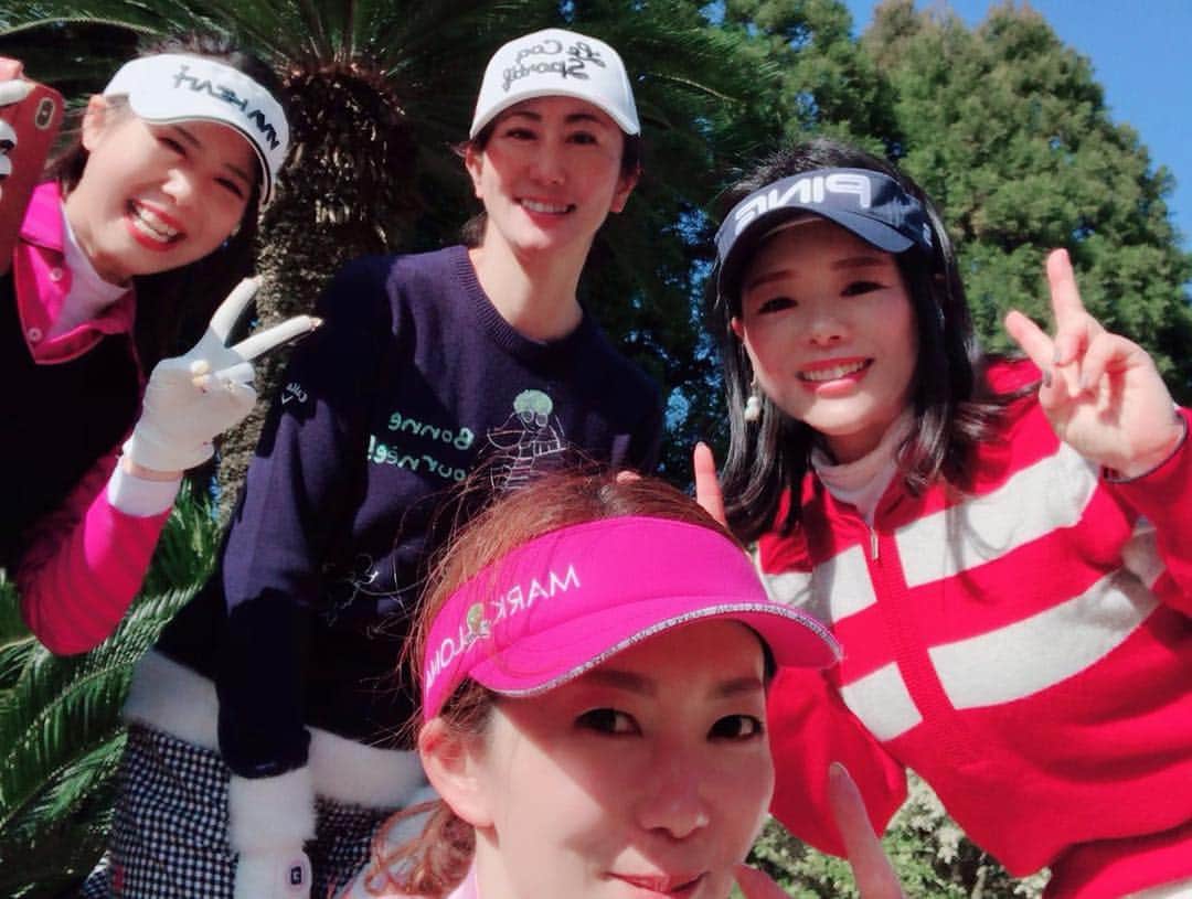 川原由維さんのインスタグラム写真 - (川原由維Instagram)「昨日は、女性の方のグループラウンドレッスンでした🏌️‍♀️ 予報では、暖かくなる予定が… 朝から雨…😭 またもや雨女ぶりを発揮してしまったのかと…  スタートする頃には雨も上がり… 気温は予報ほど暖かくはならなかったですが、最後は晴れて暖かくなりました🌞  コースデビューの生徒さんの初参加！ 最初は緊張してら状況が中々掴めなかったようですが、最後はゴルフの楽しさを実感していただけたそうです❣️ 見事ベストスコア更新された生徒さん❣️すごくもったいなかったけど、ベストスコアが出た‼️と、喜んでいただけて私も嬉しい💛 飛距離大幅アップの生徒さん❣️ スライスがかなりストレートボールになってきた生徒さん💛(う、嬉しい😂) コースデビューの方、ベテランの方、初心者の方と色々な方のご参加でしたが良い所たくさんありましたが、悔しがる姿あり。 一喜一憂。 皆さんそれぞれに課題があるのがゴルフです。 皆さん色々な課題はあるけれど、ゴルフを楽しそうにしてる姿を見れるだけで、幸せな気持ちになります☺️ 悔しがる姿も👍 悔しいのは、上手くなる為の必須条件‼️ 悔しければ悔しいほど、上達するんです💪 「悔しいし、上手になりたいから、またよろしくお願いします‼️」 と、生徒さんからの力強いお言葉をいただき☺️ 私もとことんがんばります❣️ 皆さんお疲れさまでした♫ バシバシ飛ばして、ゴリゴリゴルフ女子がんばりましょう〜❤️ #ゴルフ#ゴルフ女子#ゴルフスイング#ゴルフレッスン#ラウンドレッスン#インドアゴルフ#インドアゴルフスクール#ping#pealygates #アルチビオ #パーリーゲイツ#ビバハート#バーバリー#アドミナル」3月20日 8時19分 - yui5520