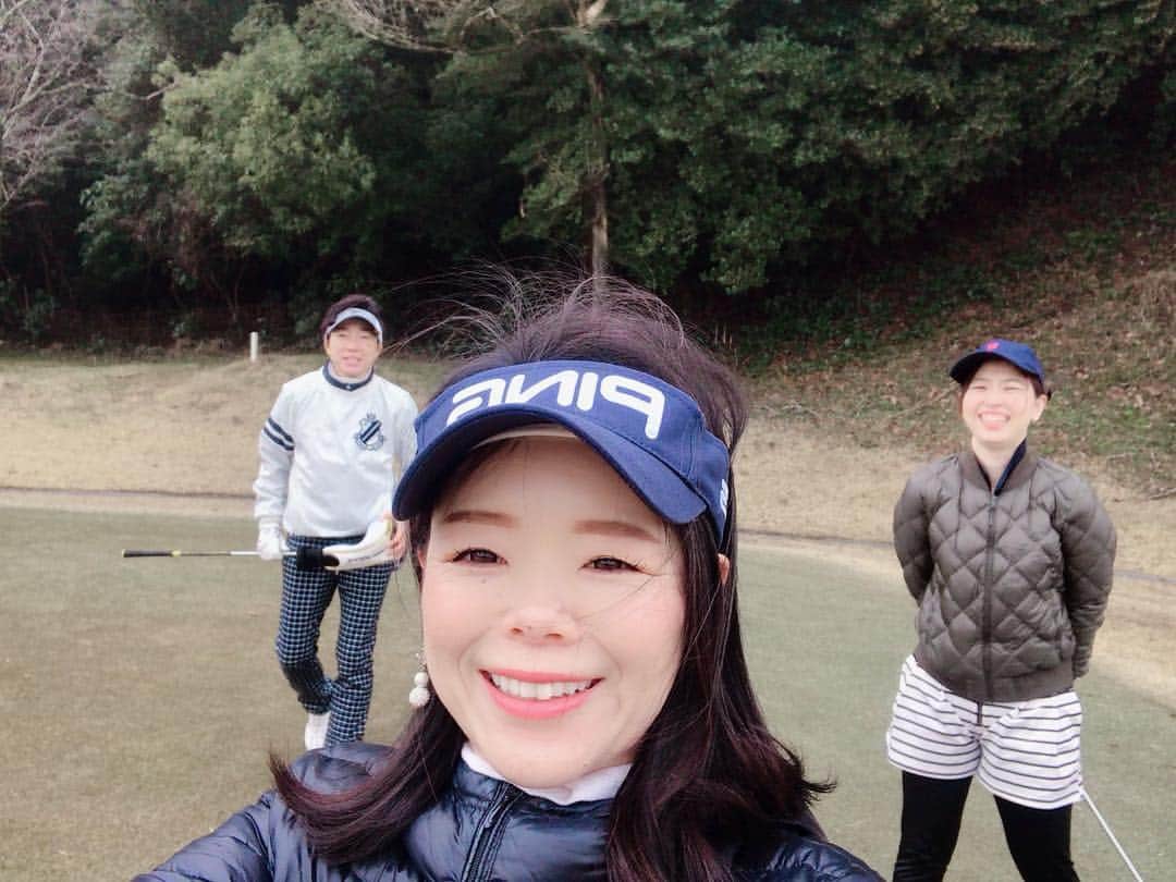 川原由維さんのインスタグラム写真 - (川原由維Instagram)「昨日は、女性の方のグループラウンドレッスンでした🏌️‍♀️ 予報では、暖かくなる予定が… 朝から雨…😭 またもや雨女ぶりを発揮してしまったのかと…  スタートする頃には雨も上がり… 気温は予報ほど暖かくはならなかったですが、最後は晴れて暖かくなりました🌞  コースデビューの生徒さんの初参加！ 最初は緊張してら状況が中々掴めなかったようですが、最後はゴルフの楽しさを実感していただけたそうです❣️ 見事ベストスコア更新された生徒さん❣️すごくもったいなかったけど、ベストスコアが出た‼️と、喜んでいただけて私も嬉しい💛 飛距離大幅アップの生徒さん❣️ スライスがかなりストレートボールになってきた生徒さん💛(う、嬉しい😂) コースデビューの方、ベテランの方、初心者の方と色々な方のご参加でしたが良い所たくさんありましたが、悔しがる姿あり。 一喜一憂。 皆さんそれぞれに課題があるのがゴルフです。 皆さん色々な課題はあるけれど、ゴルフを楽しそうにしてる姿を見れるだけで、幸せな気持ちになります☺️ 悔しがる姿も👍 悔しいのは、上手くなる為の必須条件‼️ 悔しければ悔しいほど、上達するんです💪 「悔しいし、上手になりたいから、またよろしくお願いします‼️」 と、生徒さんからの力強いお言葉をいただき☺️ 私もとことんがんばります❣️ 皆さんお疲れさまでした♫ バシバシ飛ばして、ゴリゴリゴルフ女子がんばりましょう〜❤️ #ゴルフ#ゴルフ女子#ゴルフスイング#ゴルフレッスン#ラウンドレッスン#インドアゴルフ#インドアゴルフスクール#ping#pealygates #アルチビオ #パーリーゲイツ#ビバハート#バーバリー#アドミナル」3月20日 8時19分 - yui5520