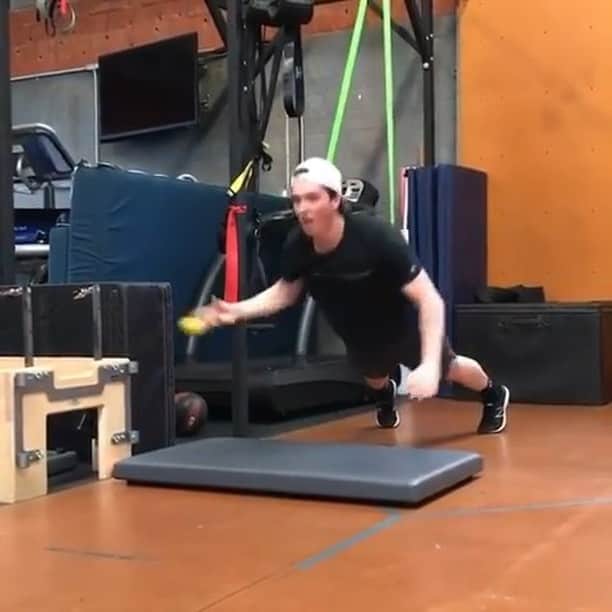 のインスタグラム：「What a pro snowboarder does coming off an undefeated season. Congrats, Scotty. 🏆 🏂 : @scottyjames31 #train #snowboard #training #champ #givesyouwings」