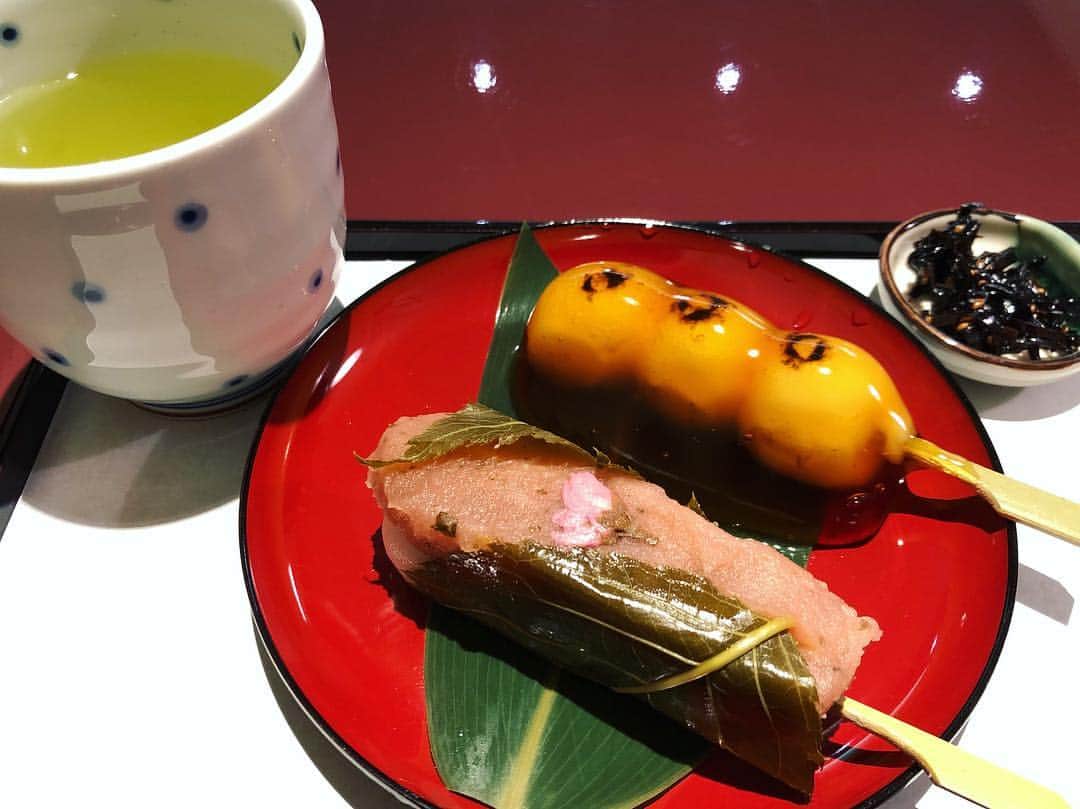 倉田雅世さんのインスタグラム写真 - (倉田雅世Instagram)「おはようございます。 なんだかすごい夢を見てしまって目覚めにドキドキ💦 写真は昨日のおやつ。 みたらしと桜あん🌸」3月20日 8時22分 - kuralamune
