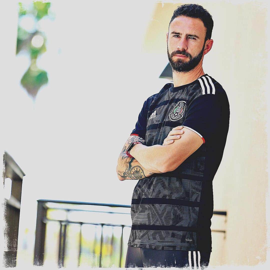 ミゲル・ラジュンのインスタグラム：「El nuevo jersey está 🔥🔥🔥🔥!! #DareToCreate @adidasmx @miseleccionmx」
