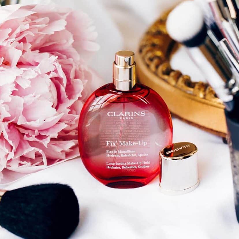 CLARINSさんのインスタグラム写真 - (CLARINSInstagram)「One spritz or two? Set your look or give it an instant pick-me-up with Fix’ Make-Up 📷: @visageonline_se #ClarinsMakeup」3月20日 8時25分 - clarinsusa