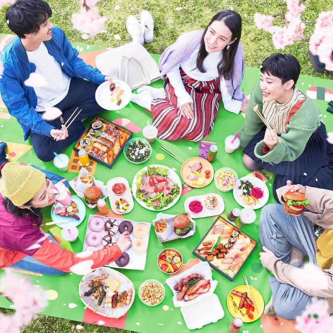 UberEATS_Japanさんのインスタグラム写真 - (UberEATS_JapanInstagram)「🌸Uber Eats で #手ぶら花見 キャンペーン実施🌸 . いよいよ桜の季節が到来。お花見を手軽に、そしてちょっと特別なものにしていただくために、今年は「Uber Eats で #手ぶら花見 キャンペーン」を実施します❗️ . 1️⃣ @UberEats_Japan をフォローし、この投稿を「いいね！」すると豪華プレゼントが当たるチャンス（3/26まで） 2️⃣ 対象スポットで #ウーバーイーツ オリジナルレジャーシートを配布（3/29から） . 詳しくは👉http://t.uber.com/hanami2019」3月20日 8時44分 - ubereats_japan