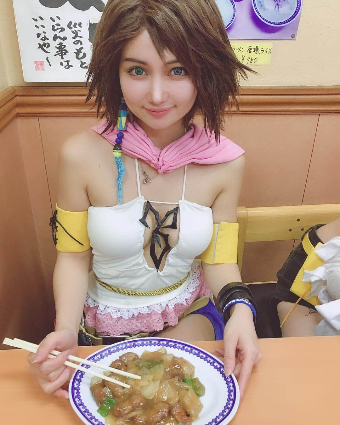 チアコマさんのインスタグラム写真 - (チアコマInstagram)「. . ⏩スワイプしてねぇー👉 #ffx2 の #ユウナ のコスプレは こうゆう風に作りました！ . . ライオンボードじゃなくて 今回はEVAシート使用しました！ 一枚やと破けやすいから 中に針金いれてEVAシートで挟んで サンドウィッチしてます🧚🏼‍♀️🧚🏼‍♀️ . . これで強化できたら 破けない！ . . 色んな素材にチャレンジしていきたい←誰やねんwww . . #howtomakecosplay #cosplayoutfit #yuna #howtomake #yuna #finalfantasy #ffx #コスプレ #自作レイヤー #cosplayer」3月20日 8時46分 - chiakoma_cosplay