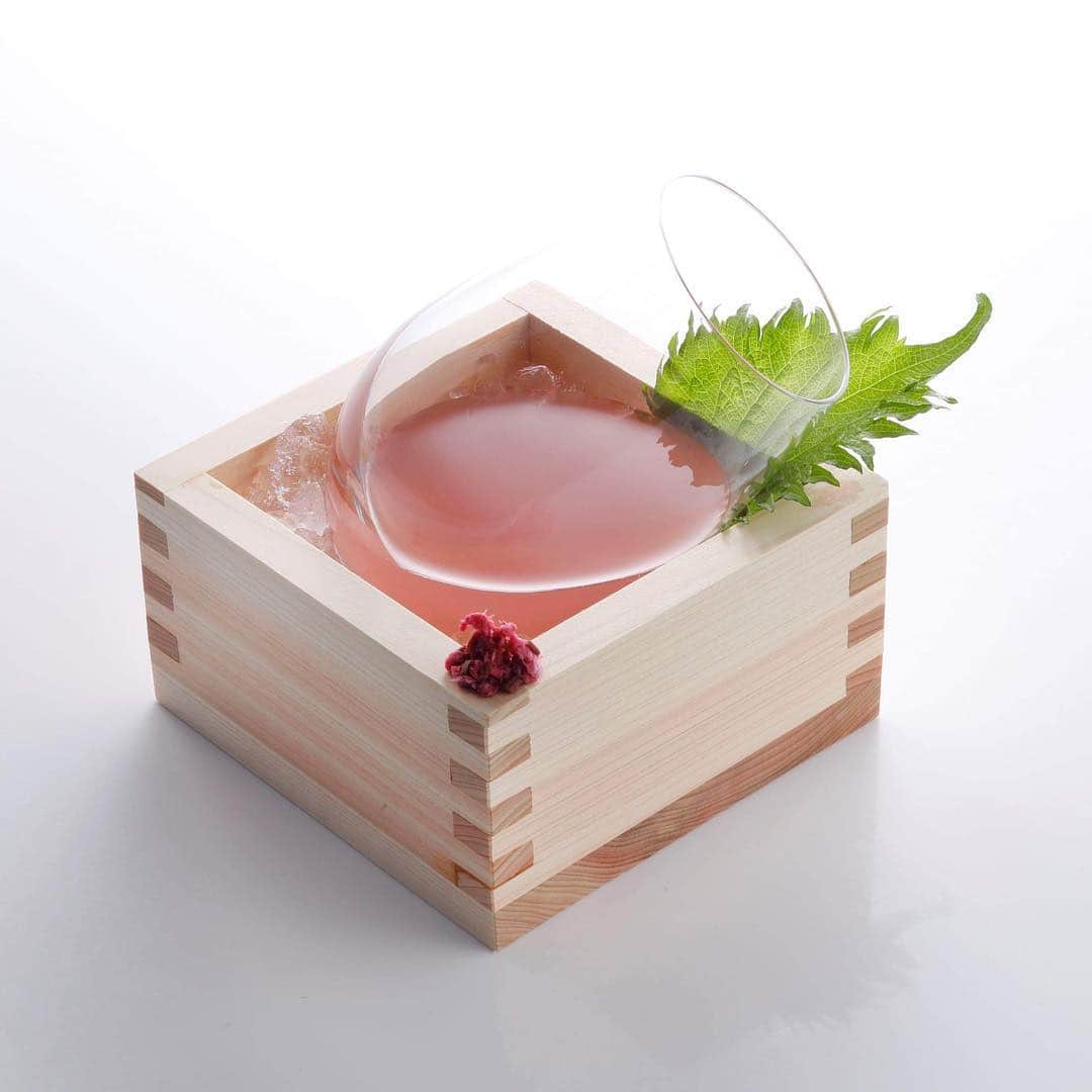 のインスタグラム：「桜の季節の定番。ホテル内４つのBARで楽しめる　#桜カクテル　全4種類　各￥1,800　※税サ別 (3/1～4/26)  #sakura #cocktail #capri #towercafe #katosdiningandbar #skybar #ホテルニューオータニ #hotelnewotanitokyo #PreferredHotels #東京 #tokyo  #japan #bar #akasaka @hotelnewotanitokyo」