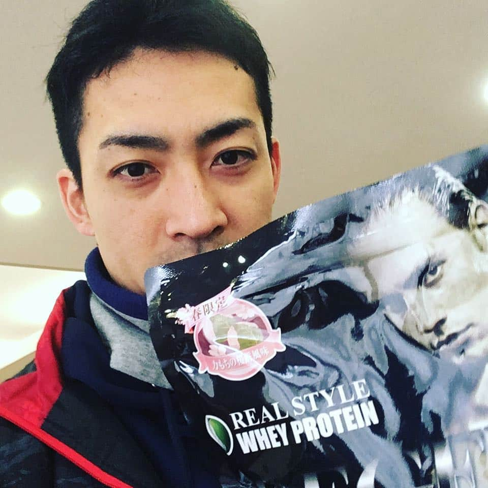 銘苅淳さんのインスタグラム写真 - (銘苅淳Instagram)「本日12時発売開始！！！ チェックチェック🎵  #ビーレジェンド #プロテイン #新発売 #力もちの桜餅風味 #春数量限定 #岡山工業 #おかげさま handball-mekaru.com/archives/23244」3月20日 8時59分 - mekaru_atsushi