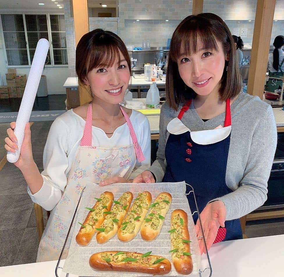 のインスタグラム：「. 何気にずーっと通い続けているお料理教室🍽✨. .  行ったり行かなかったりでゆる〜く続けていて、気づいたら6年！🤣笑 （行ってない期間も長いけど） . 最近はパンの授業だけ通っていて、昨日はクッキー職人のかよちゃんが体験レッスンに行きたいとのことで一緒にレッスン行ってきた😋💛 . いつも1人でフラッと通ってるけどやっぱり友達と一緒に行く方が倍楽しい！！💓 . . パンももっと極めたい🥐✨ . . . #パン教室 #パン作り#ゴルフ仲間 #ゴルフ以外の趣味」