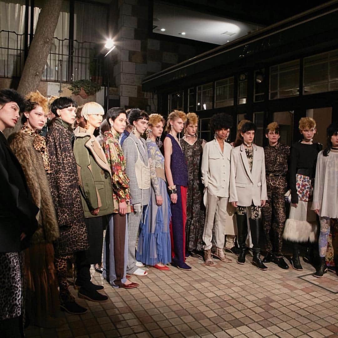 のインスタグラム：「THE Dallas  aw19 『EMO』 . . 素敵なショーに携われ感謝。 ヘアメイクテストや打ち合わせも毎回ワクワク。  #hair and #makeup  @ikukoshindo . . .  #repost @shiseido_hma via @PhotoAroundApp  Tokyo Fashion Week  #afwt #aw19  THE Dallas @the_dallas_lab  #backstage hair and make by @shiseido_hma  #headartist by @ikukoshindo  @shiseido #beautyreimagined  #visiblefeelsinvisible  @shiseidopro_official  #shiseidoprofessional  #fashion #fashionweek  #makeup #hair」