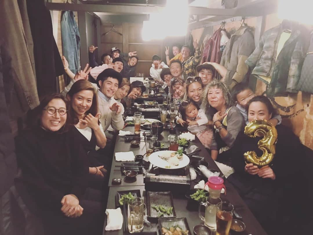 大野愛地さんのインスタグラム写真 - (大野愛地Instagram)「父親に「企業関係の会食に参加するように」とだけ言われ、都内のお店へ。 襖を開けたらクラッカー🎉と共になぜか知ってる人達が個室にギッシリ。笑 🔸じゅんさん(UNITED ARROWS) 🔸雨宮店長(OCEAN TOKYO) 🔸だいごさん(OCEAN TOKYO) 🔸千葉 涼平さん(w-inds.) 🔸箕輪夫妻(LOOP) 🔸井手川 直樹さん(BOSS) 🔸有薗 啓剛(京都人) 🔸守上 大輔(SASUKE) 🔸Toyoびー(すぐ床びちゃびちゃにする人) 🔸小野 幹容akaドルトン(かなちゃん) 🔸AT4(🐣) 🔸橋本 竜一(LDHの人) 🔸泉野 翔大(肉離れ) 🔸ゆかちゃん(彼氏募集中) 🔸ゴンゴン(仕事募集中) 🔸さよちゃん(東北新社) 🔸こーじー&きーこちゃん 🔸son n daughter(❤️) そして今回サプライズを企画してくれた @noa_1989 、ありがとう🙌❤️🙌 サプライズとかすぐ気付いてしまう方やと思い込んでたけど、完全にやられました。。 なんか僕はみんな良く知ってる人達やけど、もちろん初めまして同士の方々も多い中、色々話し込んで沢山笑ってハッピーな時間でした。笑  ラッキィ池田さんやエリさんも、かなり手の込んだビデオレターも送ってくださりました！笑  改めて良い仲間が周りにいてくれてるな、と再認識しました。  改めまして皆様ありがとうございます👍 30歳頑張りますわ🥺  #30歳」3月20日 8時56分 - spinboyaichi