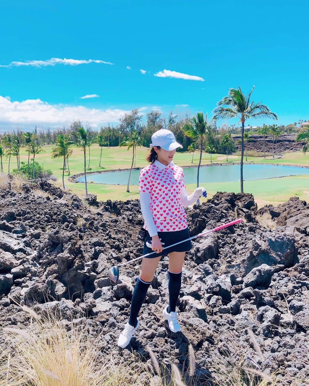藤村椿さんのインスタグラム写真 - (藤村椿Instagram)「. . . 念願叶った海外ゴルフ〜🥰⛳️ 私が立っているこの岩、ぜ〜んぶ火山から流れてきた溶岩らしいです🙄 自然ってすごいなあ、、、🤔 . . . . #ゴルフ女子旅 #ハワイ島 #ハワイ #田舎 #タビジョ #女子旅 #ゴルフ #ゴルフ女子 #ゴルフコーデ #海外ゴルフ #ゴルフウエア #ゴルフコース #スポーツ #インスタゴルフ #ゴルジョモ #golf #instagolf #golfstagram #golfgirl #golfwear #hawaii #aloha #travel #hawaiiisland #kona #travelgram  @goljomo @victoriagolf_official」3月20日 8時57分 - tsubaki_fujimura