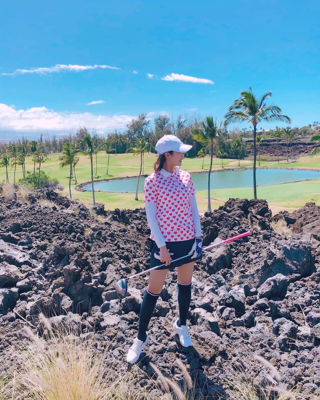 藤村椿さんのインスタグラム写真 - (藤村椿Instagram)「. . . 念願叶った海外ゴルフ〜🥰⛳️ 私が立っているこの岩、ぜ〜んぶ火山から流れてきた溶岩らしいです🙄 自然ってすごいなあ、、、🤔 . . . . #ゴルフ女子旅 #ハワイ島 #ハワイ #田舎 #タビジョ #女子旅 #ゴルフ #ゴルフ女子 #ゴルフコーデ #海外ゴルフ #ゴルフウエア #ゴルフコース #スポーツ #インスタゴルフ #ゴルジョモ #golf #instagolf #golfstagram #golfgirl #golfwear #hawaii #aloha #travel #hawaiiisland #kona #travelgram  @goljomo @victoriagolf_official」3月20日 8時57分 - tsubaki_fujimura