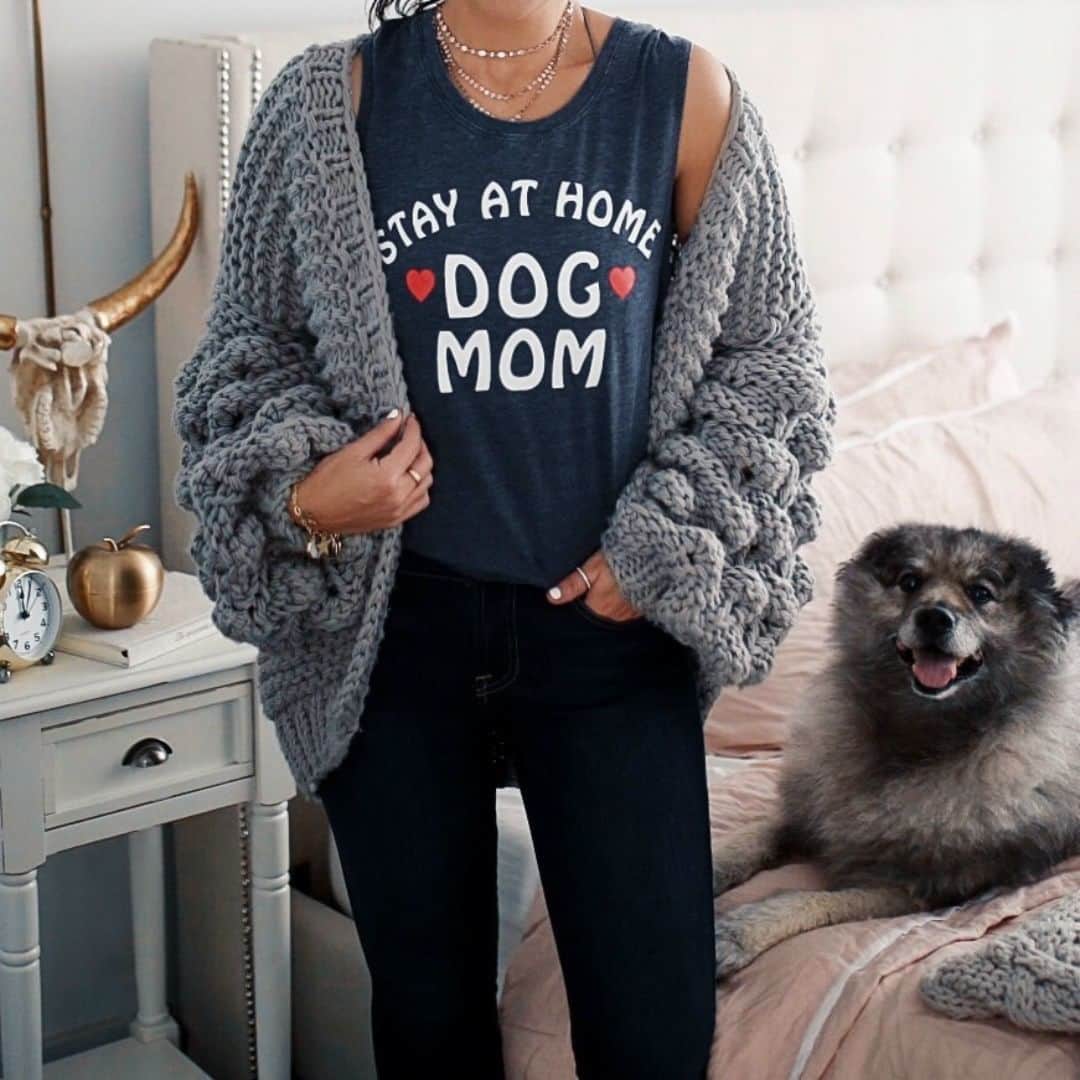 チェイサーのインスタグラム：「I think is every girls dream to be a stay at home dog mom🐶💞 @thehouseofsequins #chaserbrand」