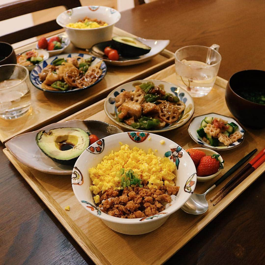 ゆかり/yukariさんのインスタグラム写真 - (ゆかり/yukariInstagram)「2色丼 * 息子の好きなやつです。 * * * #おうちごはん #うちごはん #晩ごはん #夜ごはん #夕食 #料理 #手料理 #食卓 #自炊 #家庭料理 #料理好きな人と繋がりたい #暮らし #テーブルコーディネート #おうちごはんLover #food #japanesefood #foodpic #タベリー #和食 #今日の晩御飯 #ていねいな暮らし #手抜きごはん」3月20日 9時01分 - yucali.m