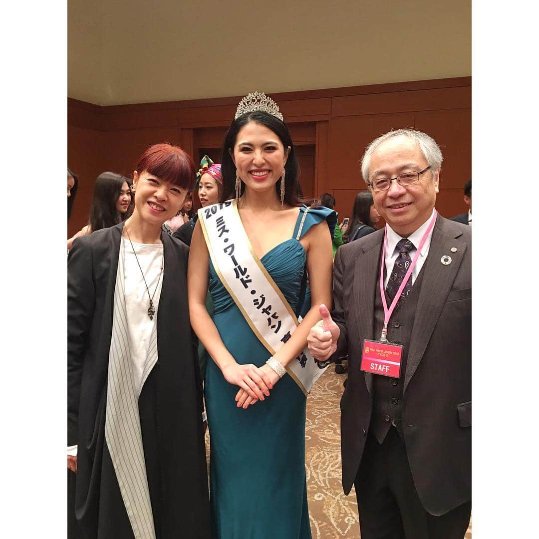 のインスタグラム：「昨日はミスワールドジャパン2018 京都大会のメイク審査員として参加してきました✨✨✨ メイクトレーニングから約1ヶ月後。 ウォーキング、ダンス、スピーチと堂々とパフォーマンスする姿に感動😭 あれから、たくさんのトレーニングを積んで今日という日を迎えたのかと思うと感慨深いものがあります。 . 8時メイクスタートから約2時間の間に22人のファリナリストを仕上げその後に審査。 なかなか難しかったです。。。 皆さん、一人ひとりが美しく輝いてました！真の美しさとは？ 内面からも美しく輝く事であるという事を改めて考えさせられました。 mimc @mimc_natural も協賛。和気藹々、北島さんとご一緒に😊 . アジアンビューティーを体現される凛とした佇まいの2018年のミスワールド代表 伊達佳内子さん @kanakodate  今回とてもお世話なったカナミック会長山本さん。素晴らしい機会を与えて下さったミスワールド京都大会の皆さま、ヘアメイクのスタッフに感謝です。 . そして2019年 京都代表に選ばれた渡邊珠理さん @mwjkyoto2019.22  これから日本大会に向けて、そして世界に！益々頑張って下さいね。  #ミスワールド2019」