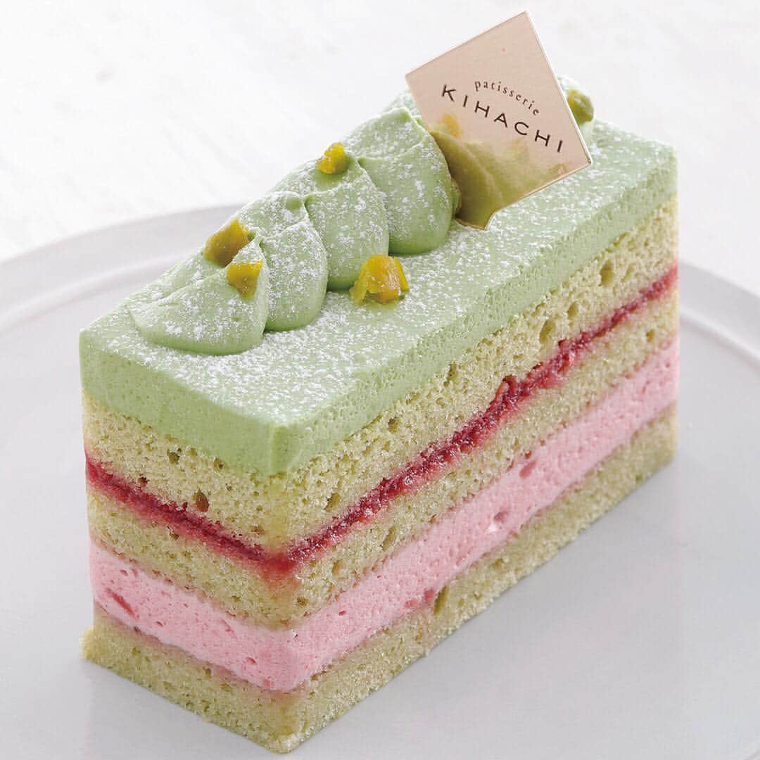 KIHACHI公式Instagramさんのインスタグラム写真 - (KIHACHI公式InstagramInstagram)「パティスリー キハチの新作ケーキ「ガトーピスターシュ」。 . 春らしいグリーンが美しいガトー。生地とムースにピスタチオを使い、ピスタチオとホワイトチョコのクリームを合わせました。 酸味の効いたグリオットチェリーのジュレ、ラズベリーピュレ入りグリオットチェリームースがアクセントになっています。 ピスタチオの濃厚な味わいと香りが楽しめます。 . #キハチ #パティスリーキハチ #春スイーツ #ピスタチオスイーツ #ガトーピスターシュ #KIHACHI #patisseriekihachi  #sweets #tokyosweets」3月20日 9時05分 - kihachi_official
