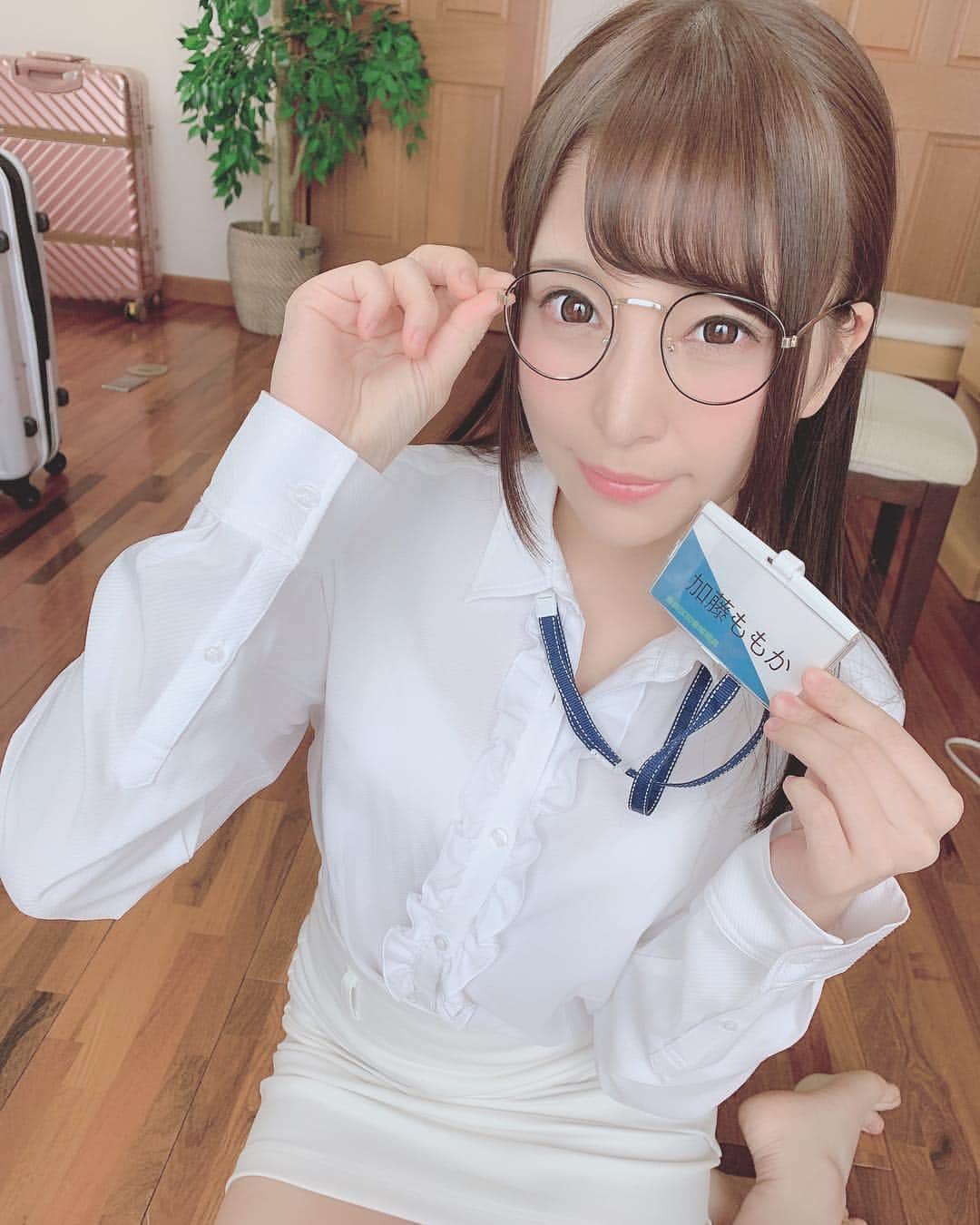 のインスタグラム：「眼鏡✖️スーツ✖️社員証💭 懐かしく落ち着くスタイルの1日でした🍑 #元SOD宣伝部 #av #av女優」