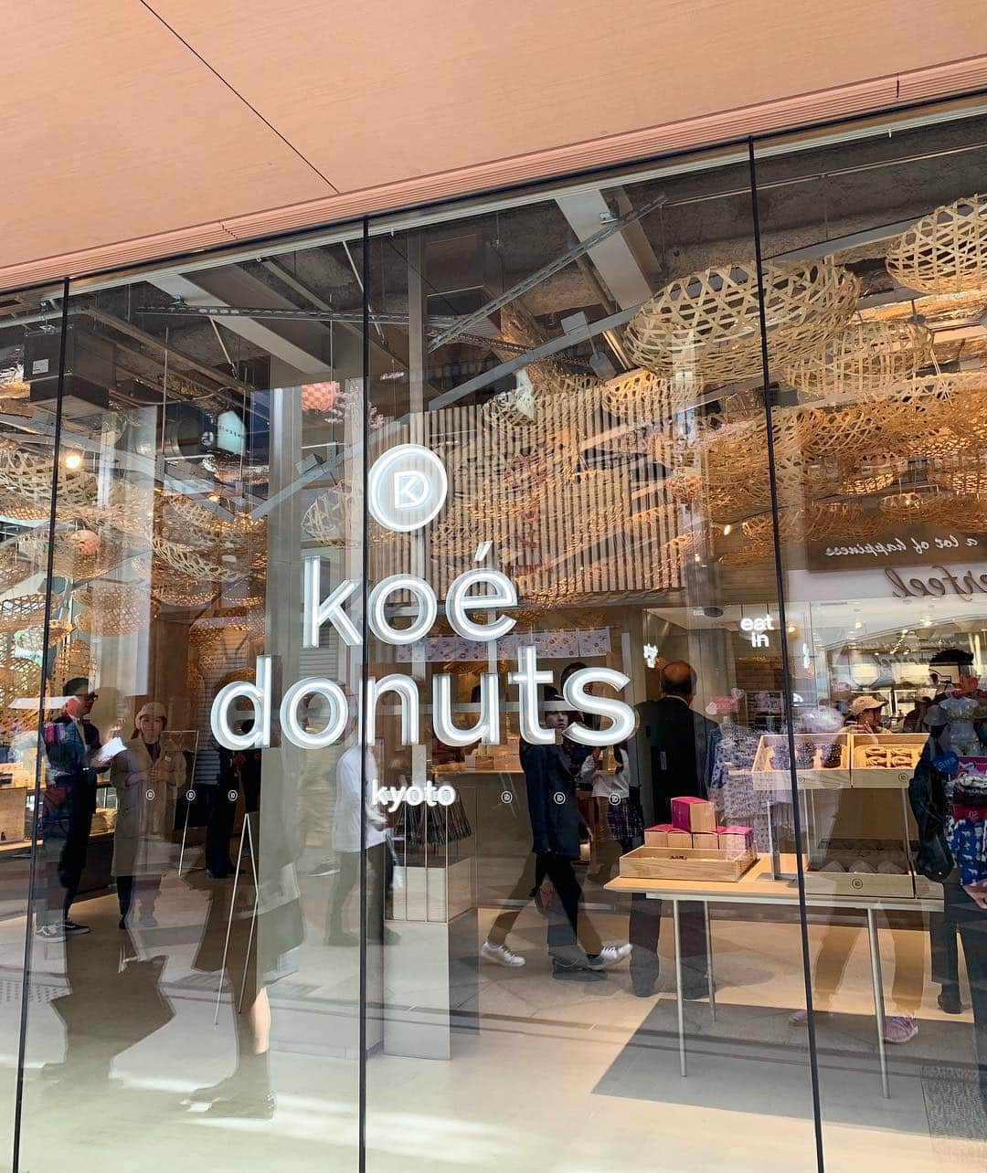 川上俊のインスタグラム：「koe donuts kyoto @koe_donuts / brand design by #artless Inc. (@shunkawakami + @koyoox) illustration by @kaerusensei interior design by @kkaa_official / grand opening tomorrow / #koedonuts」