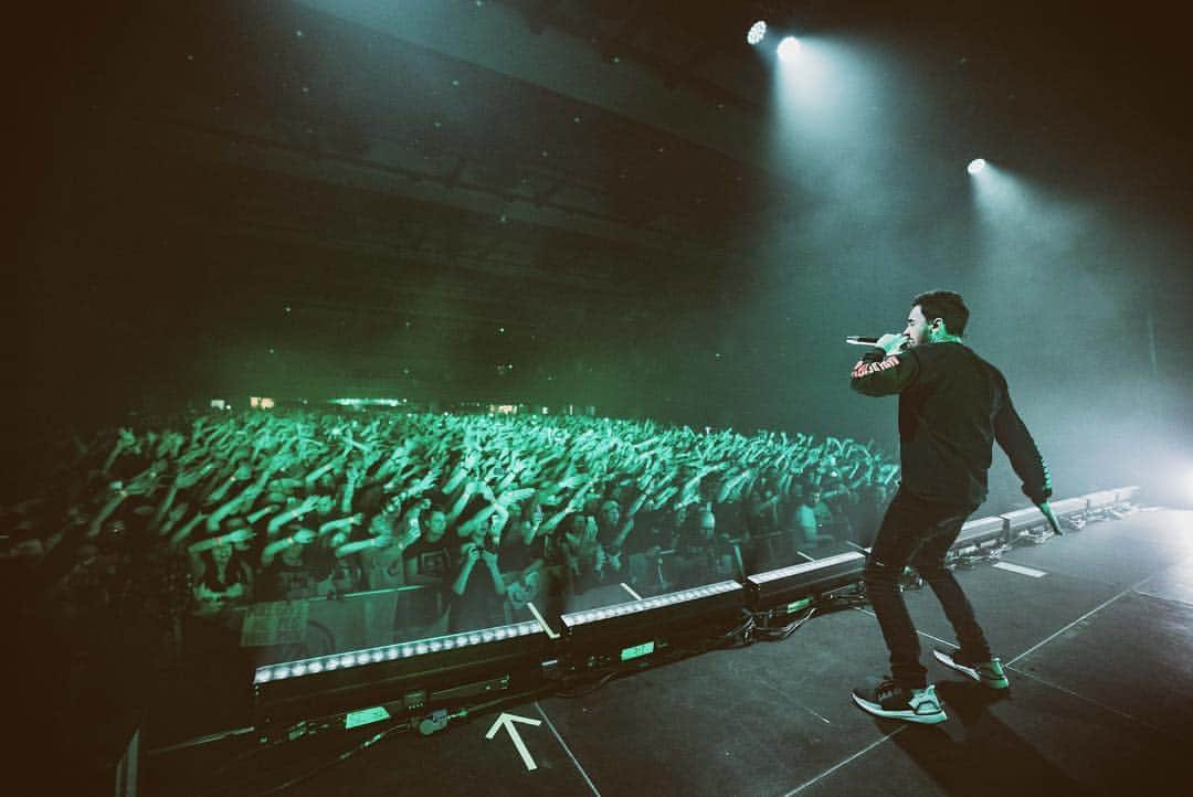 マイク・シノダさんのインスタグラム写真 - (マイク・シノダInstagram)「Prague was amazing tonight! Thank you @lennyfilipova for joining us ❤️🔥⚡️#posttraumatictour」3月20日 9時10分 - m_shinoda