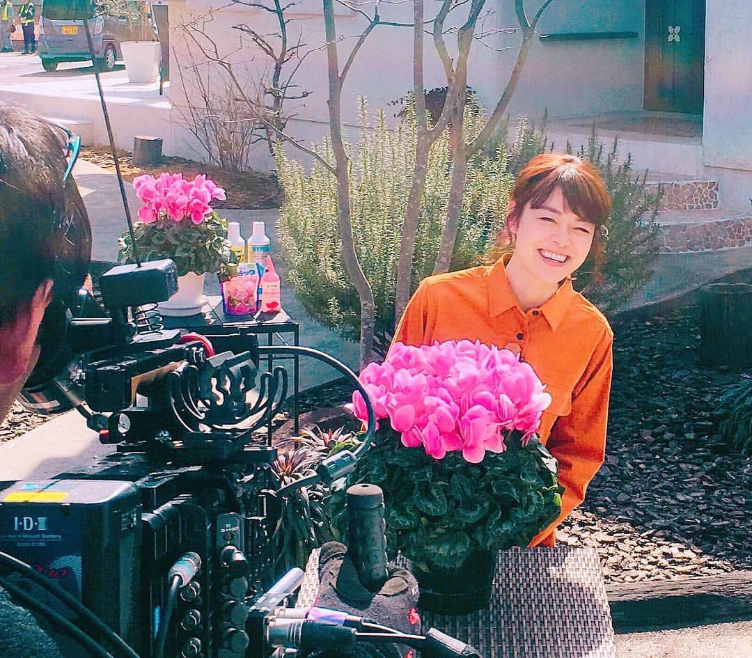 川瀬良子さんのインスタグラム写真 - (川瀬良子Instagram)「🌼ハイポネックススマイル🌼  以前もお知らせさせていただきましたが 改めて😊👏🏻 🌷 野菜やハーブ、お花の植え付けなどを ガーデニング初心者の方にも わかっていただけるように 簡単で、短い動画にしてお届けしています♪ （ほとんどが1分30秒ぐらいです🌵） 監修をしてくださっている 岡井路子先生が揃えて下さる、 土を入れる容器などなど、 小物たちも全て可愛い💛ので、 見ているだけでも楽しいと思いますよ😊 ☀️ #ハイポネックススマイル で、 検索してみて下さ〜い！ YouTubeで、現在39本🌈公開しています！ 🌵 またアップしていきますので、 ストーリーズなどでもお知らせしますね♪ 🌱 #ハイポネックス #ガーデニング #ボタニカル #ボタニカルライフ #グリーン #植物 #園芸 #庭 #栽培 #寄せ植え #野菜 #花 #ハーブ #多肉植物  #肥料 #プランター #鉢 #鉢植え #野菜作り #家庭菜園 #ベランダ菜園 #ガーデニング初心者  #ガーデニング雑貨 #シクラメン #エーグル @aiglejp  #ブレスハウス  菜園シーズン到来ですね〜🌱🌱🌱」3月20日 9時13分 - kawase_ryoko