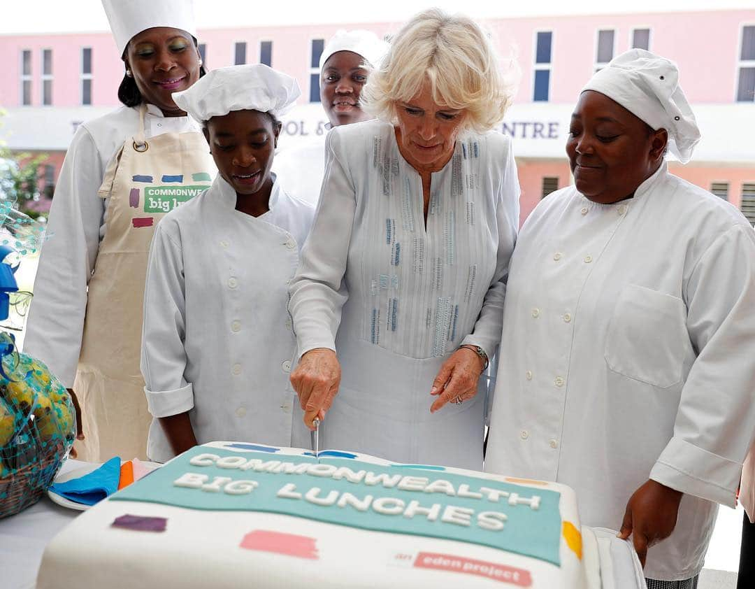 クラレンス邸さんのインスタグラム写真 - (クラレンス邸Instagram)「The Duchess of Cornwall joins students from the Derrick Smith School in Barbados for a Commonwealth Big Lunch, featuring a fantastic cake baked by Culinary Workshop pupils! 🍰 The Big Lunch is an initiative that encourages people to come together to share food and friendship and make new connections - The Duchess is its Patron and has attended Big Lunches on a number of overseas visits. #RoyalVisitBarbados」3月20日 9時14分 - clarencehouse