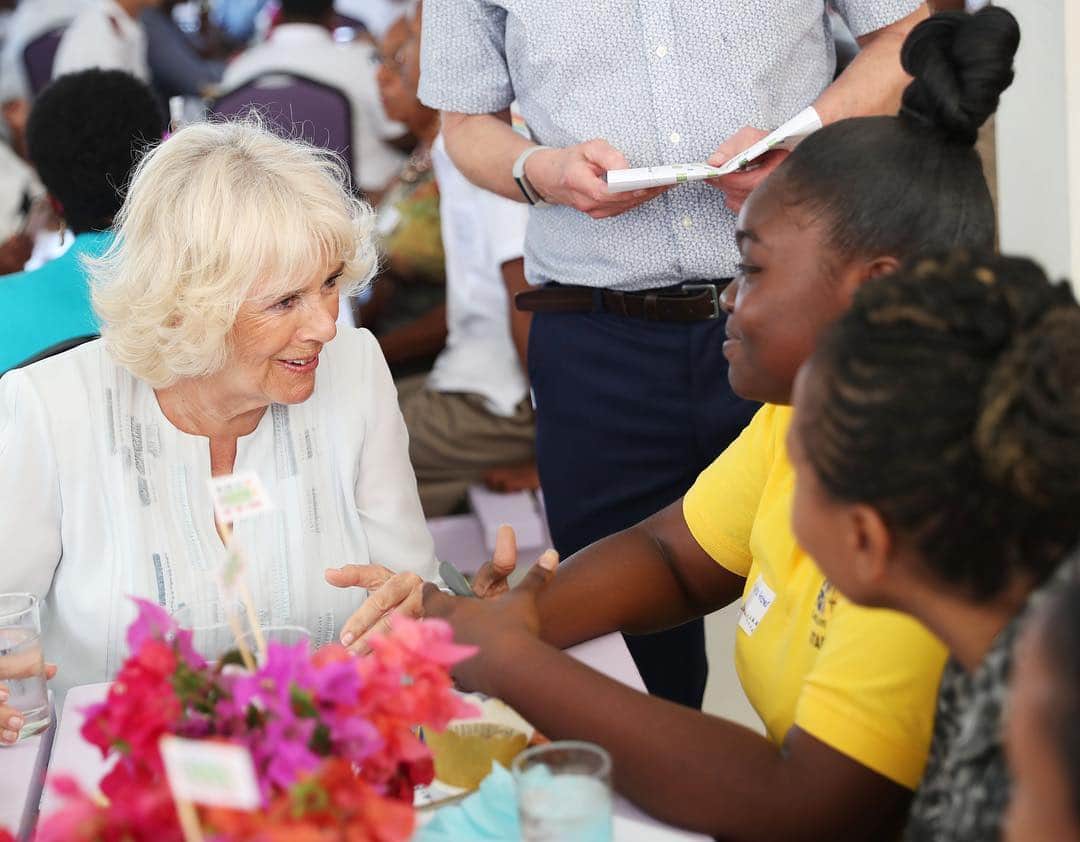 クラレンス邸さんのインスタグラム写真 - (クラレンス邸Instagram)「The Duchess of Cornwall joins students from the Derrick Smith School in Barbados for a Commonwealth Big Lunch, featuring a fantastic cake baked by Culinary Workshop pupils! 🍰 The Big Lunch is an initiative that encourages people to come together to share food and friendship and make new connections - The Duchess is its Patron and has attended Big Lunches on a number of overseas visits. #RoyalVisitBarbados」3月20日 9時14分 - clarencehouse