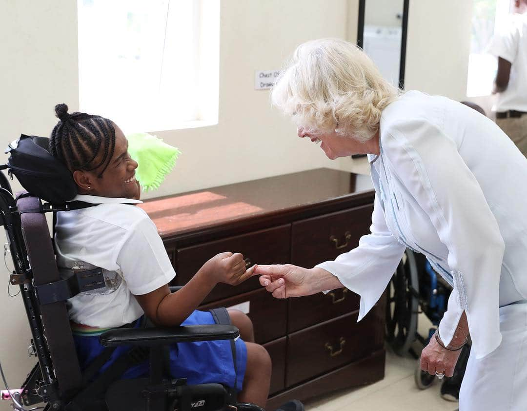 クラレンス邸さんのインスタグラム写真 - (クラレンス邸Instagram)「The Duchess of Cornwall joins students from the Derrick Smith School in Barbados for a Commonwealth Big Lunch, featuring a fantastic cake baked by Culinary Workshop pupils! 🍰 The Big Lunch is an initiative that encourages people to come together to share food and friendship and make new connections - The Duchess is its Patron and has attended Big Lunches on a number of overseas visits. #RoyalVisitBarbados」3月20日 9時14分 - clarencehouse