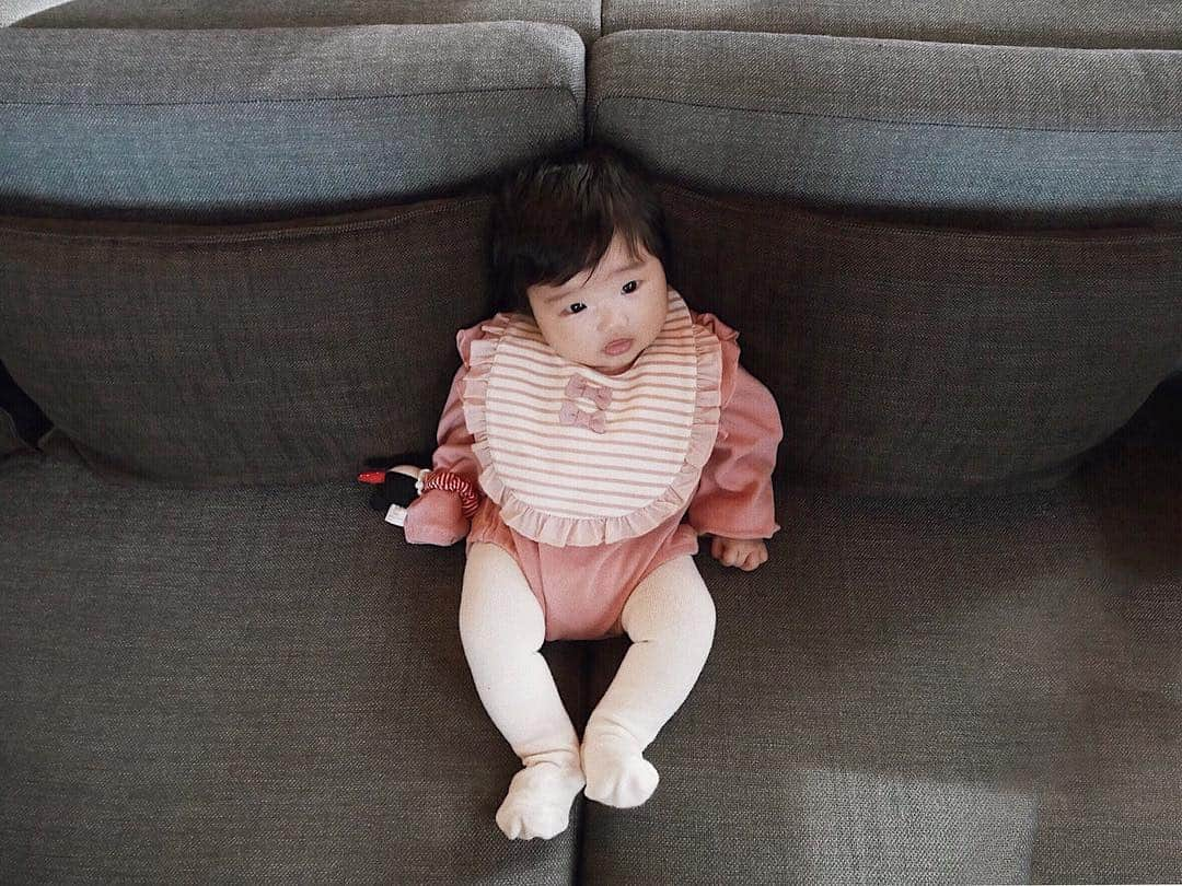 稲川千里さんのインスタグラム写真 - (稲川千里Instagram)「ベロをちょっと出すのが好きらしい👶🏼💕 それにしてもつぶらな瞳🥺🍓 3ヶ月を過ぎてからよだれが増えてたまに口が泡になってたりして、昔はよだれが自分の服につくのやだなんて冷たいことを言っていましたが、それさえも可愛く感じるから自分の子どもには盲目ですね。 #100days #生後3ヶ月 #女の子ベビー #たれ眉ちゃん #赤ちゃんのいる暮らし #ゆみんにマウント中 #笑 #むちむちベビー #nina_1209 #nina_code #babygirl」3月20日 9時14分 - chiicamera