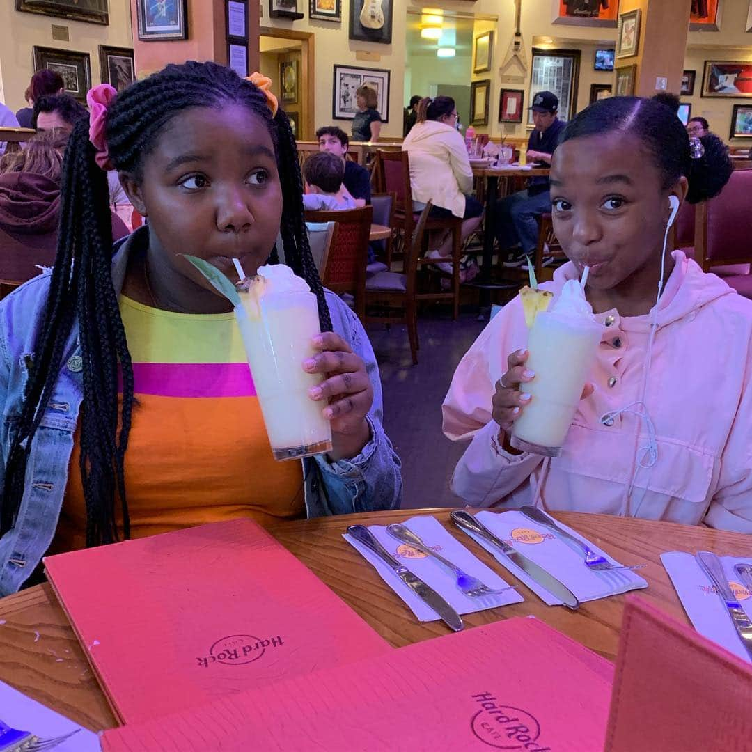 エリカ・キャンベルさんのインスタグラム写真 - (エリカ・キャンベルInstagram)「Teenagers😍😍 #krista #eniyah  they think they grown with these virgin pina coladas🤣🤣 14 & 14」3月20日 9時24分 - imericacampbell