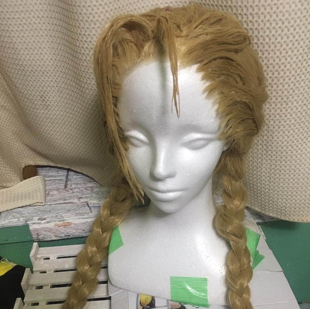 チアコマさんのインスタグラム写真 - (チアコマInstagram)「. . I made cammy wig! #cammy #wig . . オールバックのキャラは生え際命！ 上の部分だけ、 #アシスト に売ってる加工用の生え際ウィッグ買って加工しました！ . . サイドはいつもの作り方ww 毛束をわけていって、 水溶きボンドで固めてから 接着剤で貼り付ける！ グルーガンでうまいことつけていく人も いてるけど、 ワタシは不器用やからきたなくなる🤦🏼‍♂️ 接着剤様様です🥺😂！！ . . #ウィッグ #キャミィ #ストリートファイター #streetfighter #cosplay #cosplayer #cammywhite #cammycosplay #cammywhitecosplay」3月20日 9時20分 - chiakoma_cosplay