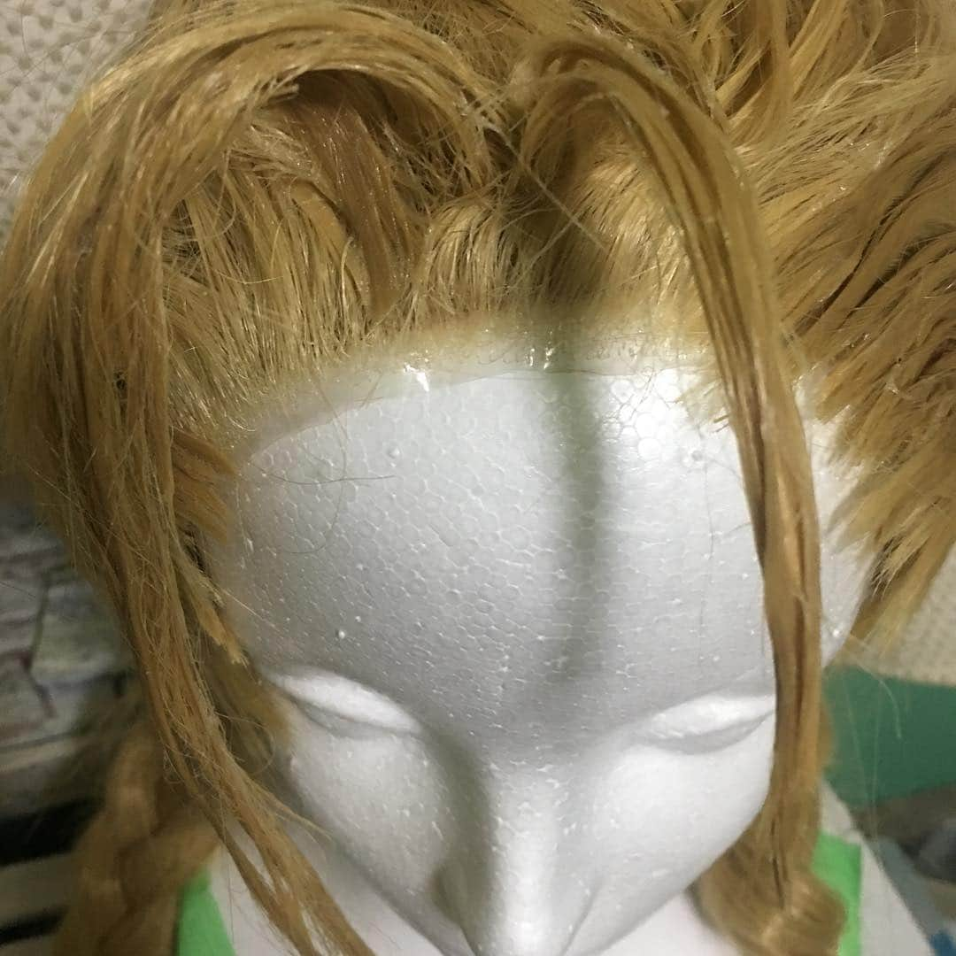 チアコマさんのインスタグラム写真 - (チアコマInstagram)「. . I made cammy wig! #cammy #wig . . オールバックのキャラは生え際命！ 上の部分だけ、 #アシスト に売ってる加工用の生え際ウィッグ買って加工しました！ . . サイドはいつもの作り方ww 毛束をわけていって、 水溶きボンドで固めてから 接着剤で貼り付ける！ グルーガンでうまいことつけていく人も いてるけど、 ワタシは不器用やからきたなくなる🤦🏼‍♂️ 接着剤様様です🥺😂！！ . . #ウィッグ #キャミィ #ストリートファイター #streetfighter #cosplay #cosplayer #cammywhite #cammycosplay #cammywhitecosplay」3月20日 9時20分 - chiakoma_cosplay