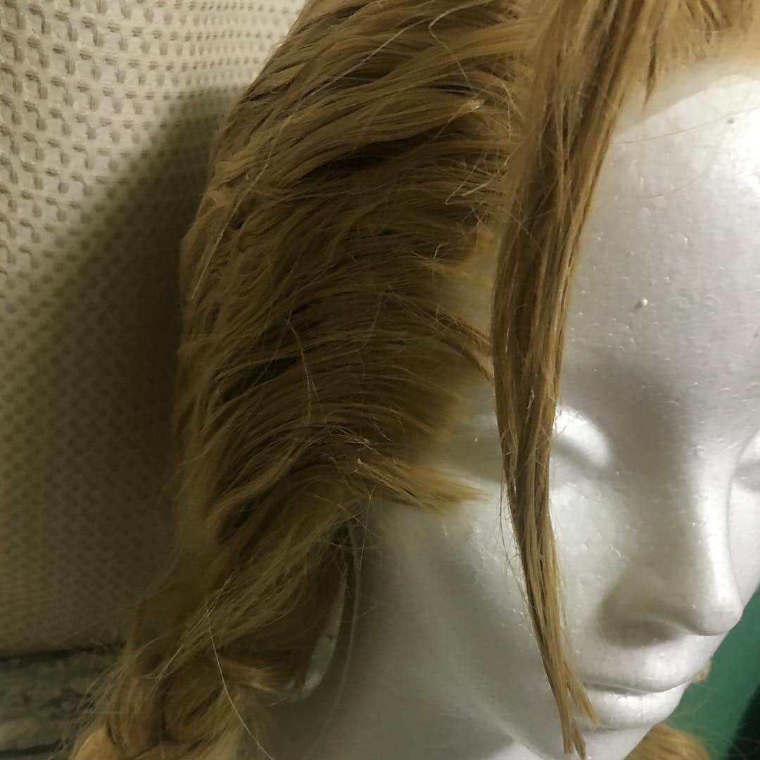 チアコマさんのインスタグラム写真 - (チアコマInstagram)「. . I made cammy wig! #cammy #wig . . オールバックのキャラは生え際命！ 上の部分だけ、 #アシスト に売ってる加工用の生え際ウィッグ買って加工しました！ . . サイドはいつもの作り方ww 毛束をわけていって、 水溶きボンドで固めてから 接着剤で貼り付ける！ グルーガンでうまいことつけていく人も いてるけど、 ワタシは不器用やからきたなくなる🤦🏼‍♂️ 接着剤様様です🥺😂！！ . . #ウィッグ #キャミィ #ストリートファイター #streetfighter #cosplay #cosplayer #cammywhite #cammycosplay #cammywhitecosplay」3月20日 9時20分 - chiakoma_cosplay