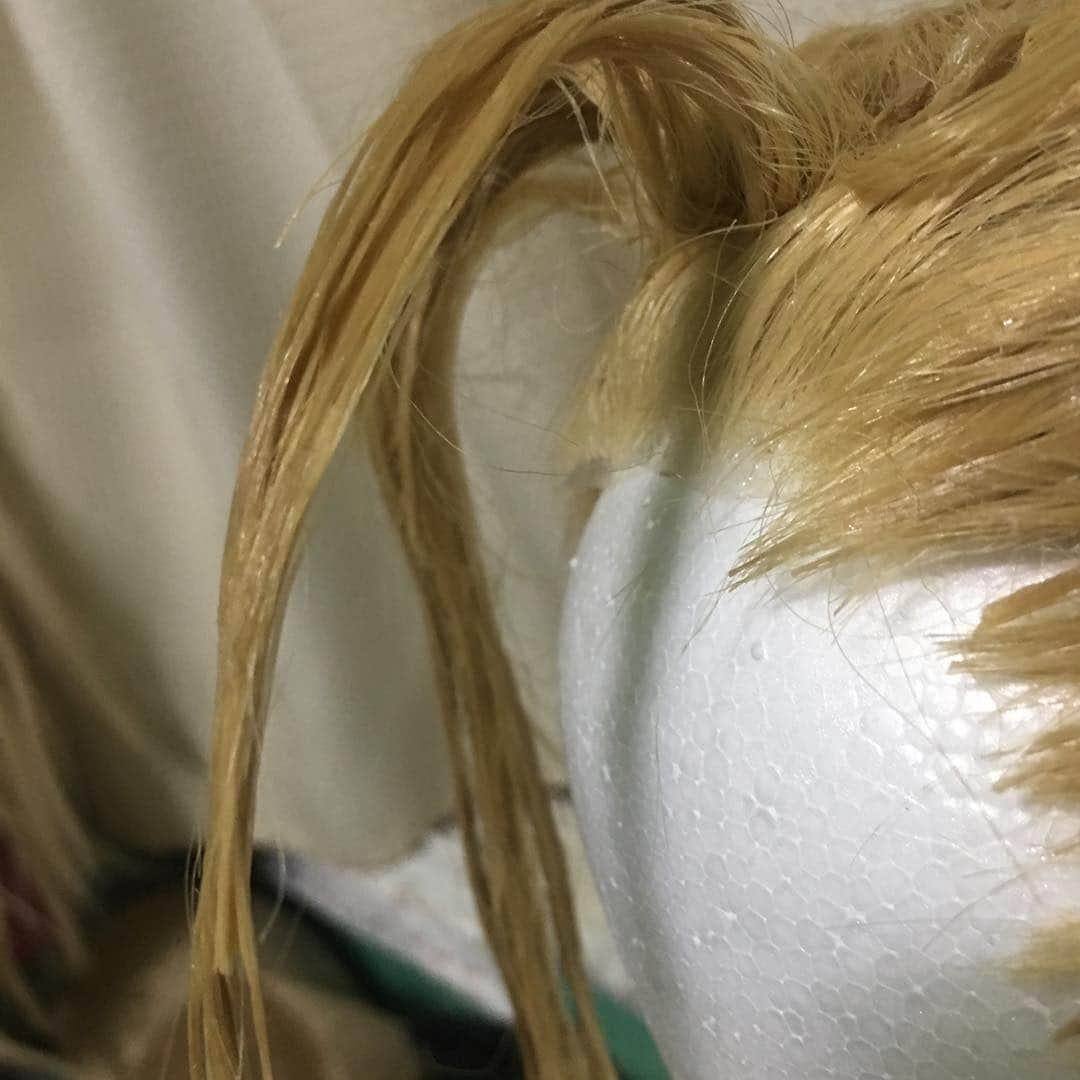 チアコマさんのインスタグラム写真 - (チアコマInstagram)「. . I made cammy wig! #cammy #wig . . オールバックのキャラは生え際命！ 上の部分だけ、 #アシスト に売ってる加工用の生え際ウィッグ買って加工しました！ . . サイドはいつもの作り方ww 毛束をわけていって、 水溶きボンドで固めてから 接着剤で貼り付ける！ グルーガンでうまいことつけていく人も いてるけど、 ワタシは不器用やからきたなくなる🤦🏼‍♂️ 接着剤様様です🥺😂！！ . . #ウィッグ #キャミィ #ストリートファイター #streetfighter #cosplay #cosplayer #cammywhite #cammycosplay #cammywhitecosplay」3月20日 9時20分 - chiakoma_cosplay