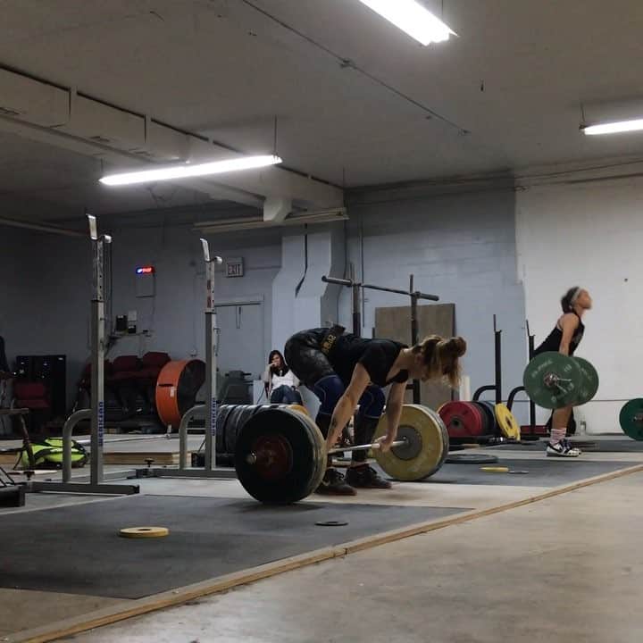 マッティ・ロジャーズのインスタグラム：「As if sets of 4’s and triples weren’t hard enough, we made the last few sets extra heavy :,) it’s almost embarrassing how gassed I am from a clean and jerk triple, but to be fair it IS cardio... and this was my 8th set. Putting in a TON of hard work during this volume phase. It’s hard, it’s completely mentally and physically draining, I’m sore EVERY SINGLE DAY, but I’m so excited to see the growth it brings.」