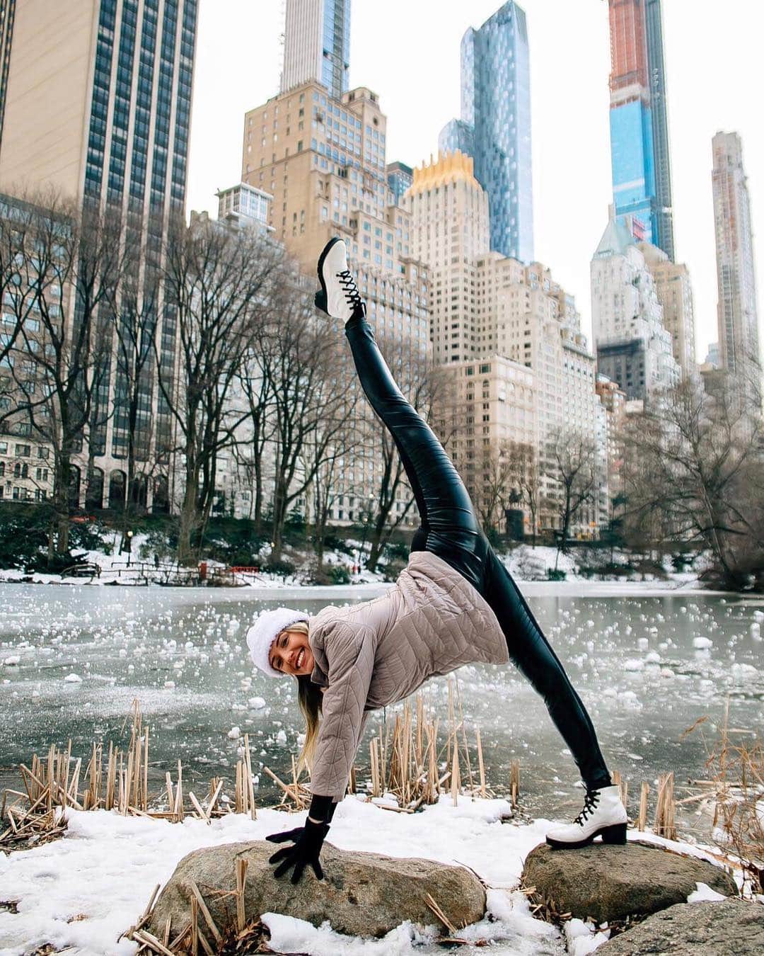 ナターリア・ガウジオのインスタグラム：「Ginasta sendo ginasta... A gente congela mas não perde a pose hehehehe!! 💁🏼‍♀️❄️☃️✨🤸🏼‍♀️🏙😍❤️#rhythmicgymnastics #photoshoot #centralpark #snow #flexibility #love #nyc #newyork #manhattan #frozen」